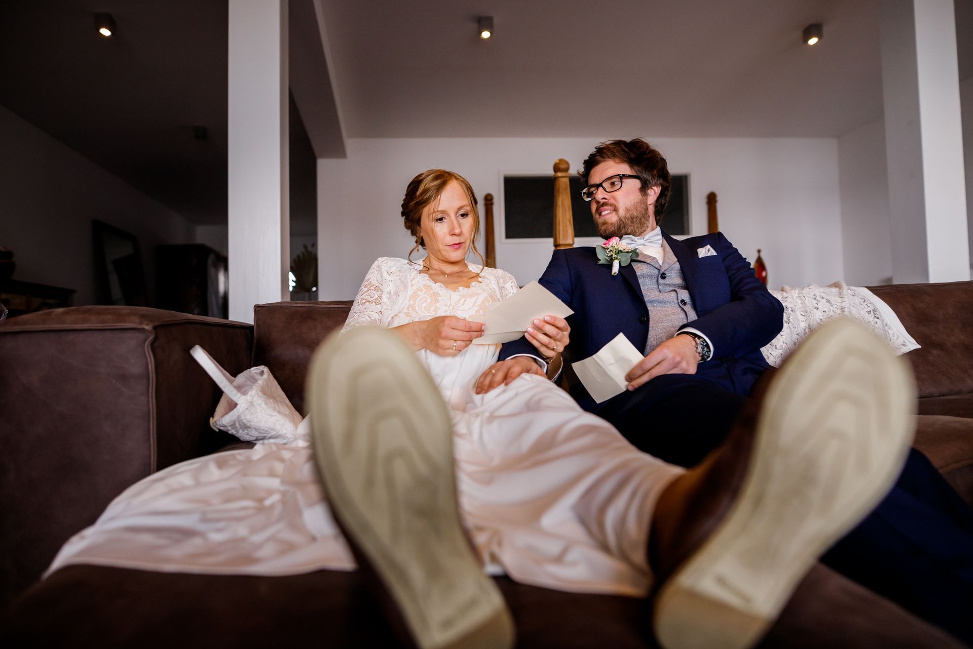 strandbad uebersee chiemsee hochzeitsfotograf andrea kuehl brautpaar sitzt auf bett