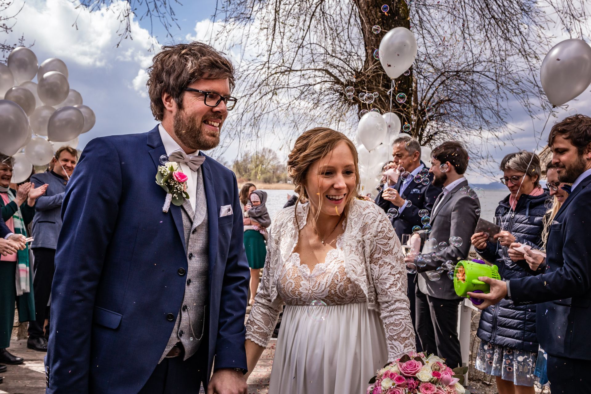 strandbad uebersee chiemsee hochzeitsfotograf andrea kuehl brautpaar seifenblasen