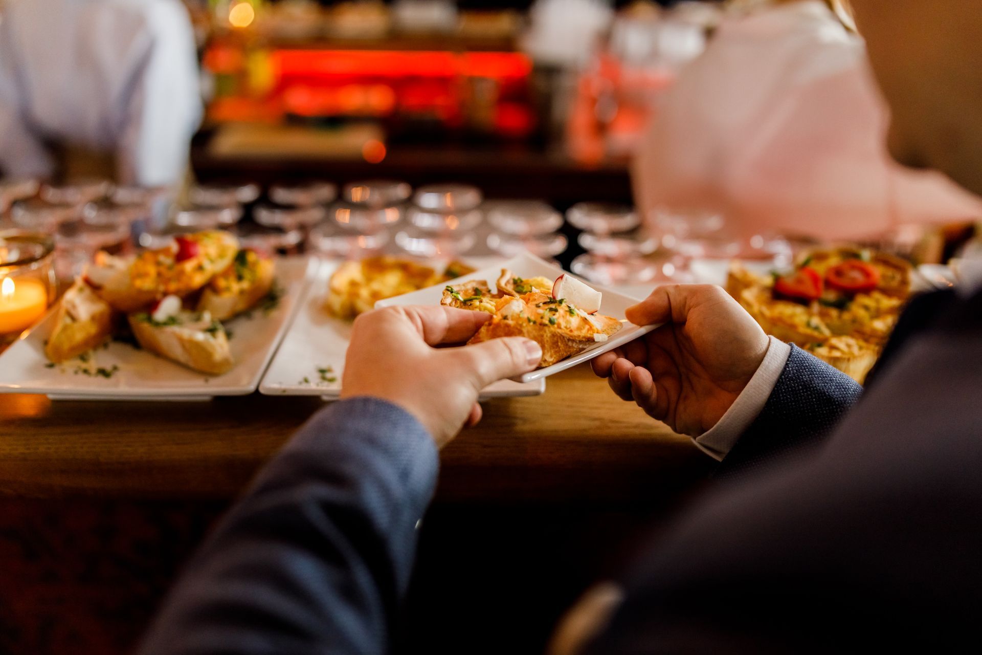 strandbad uebersee chiemsee hochzeitsfotograf andrea kuehl gast haelt fingerfood