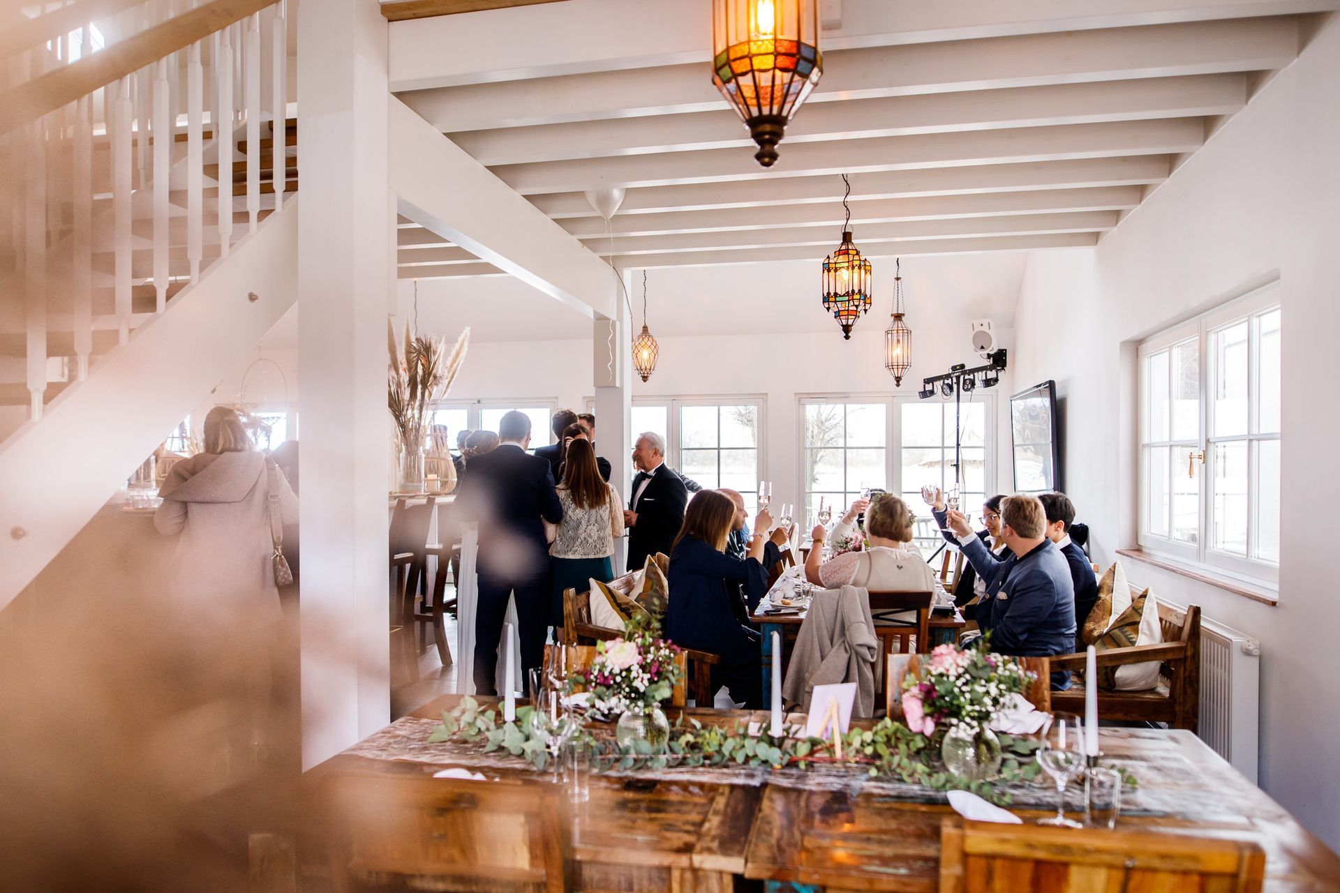strandbad uebersee chiemsee hochzeits gäste im gespraech