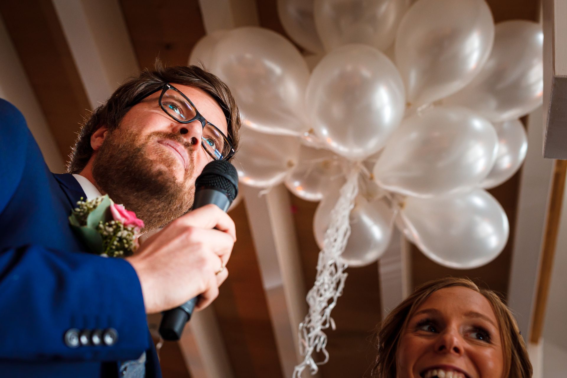 strandbad uebersee chiemsee hochzeit mann unter luftballons