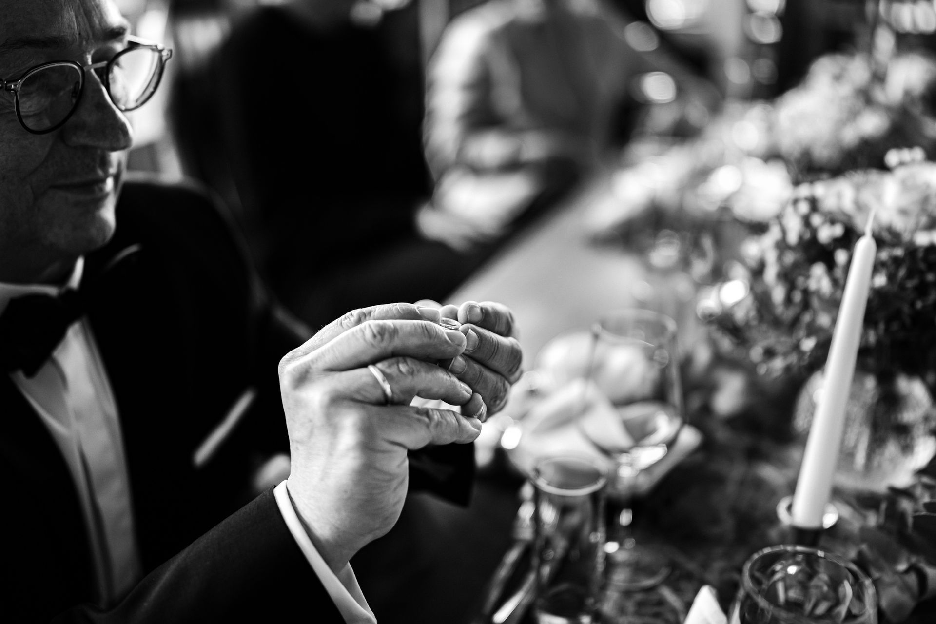 strandbad uebersee chiemsee hochzeit mann betrachtet ring