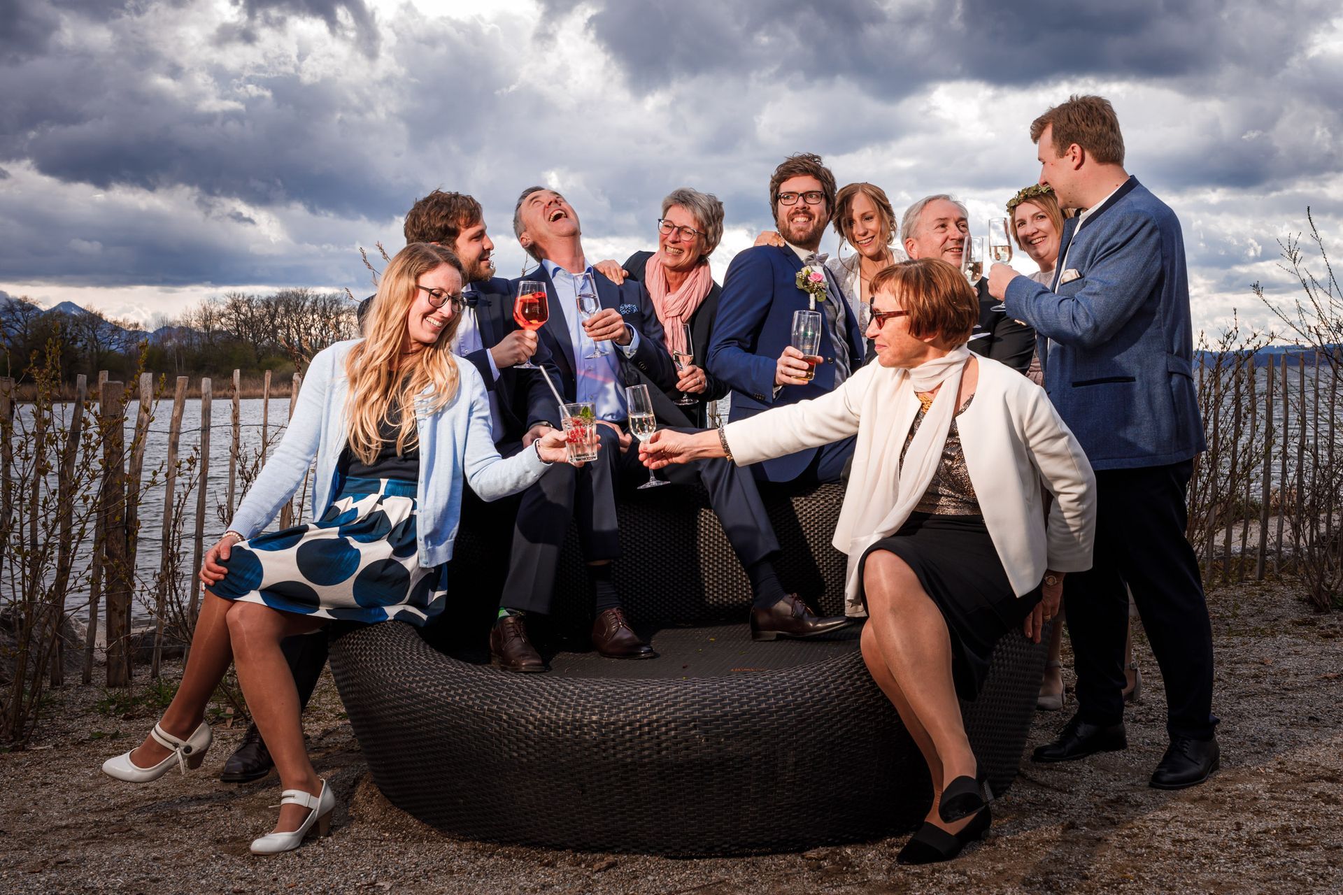 strandbad uebersee chiemsee gruppe hochzeitsgaeste prosten mit sekt zu