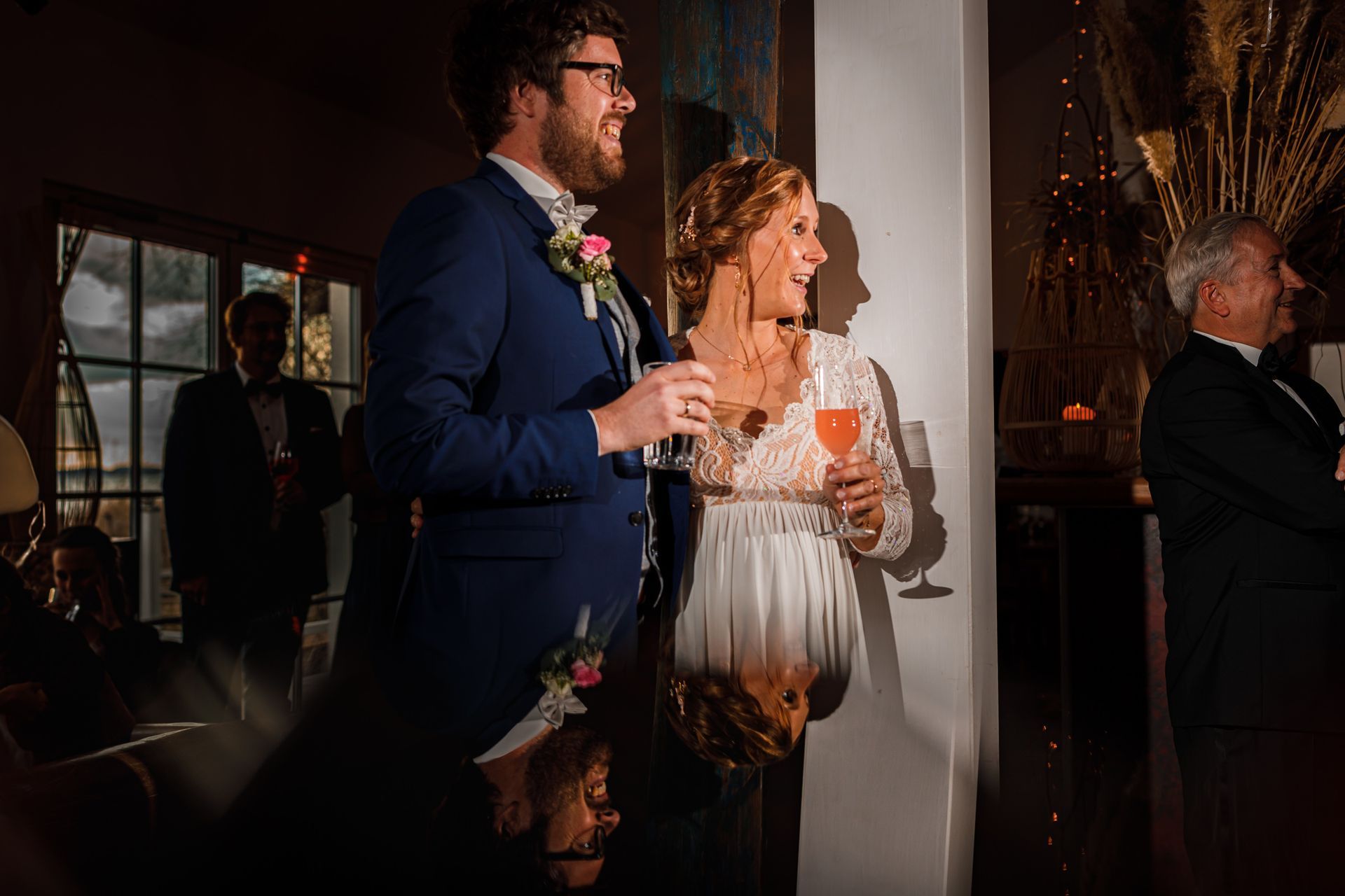 brautpaar haelt getraenke in der hand