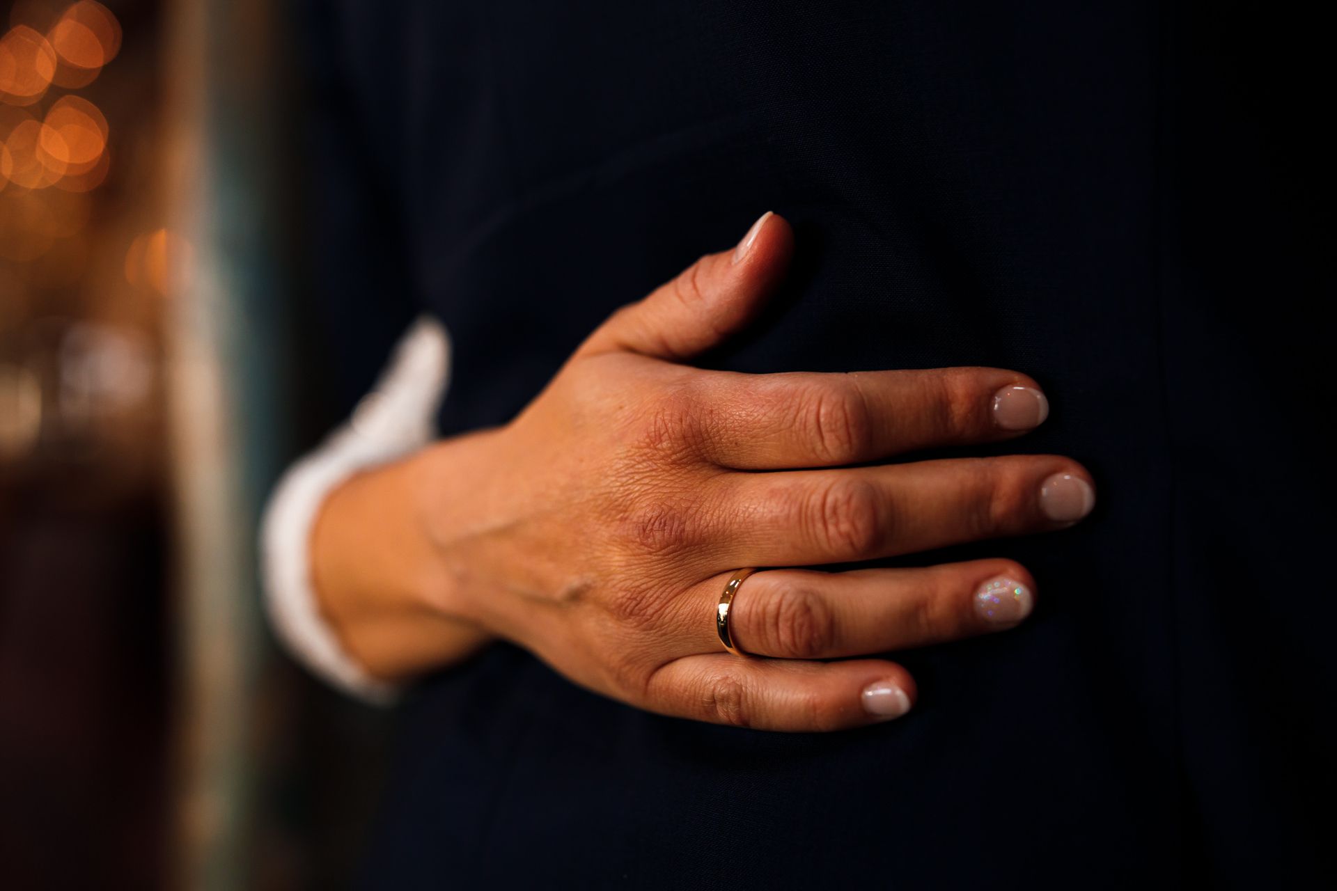 hand mit ring am ringfinger