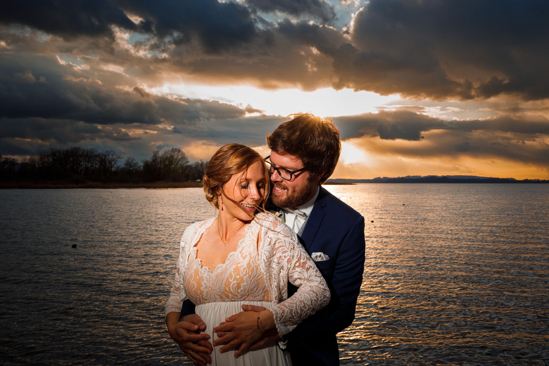 strandhaus uebersee chiemsee brautpaar vor sonnenuntergang