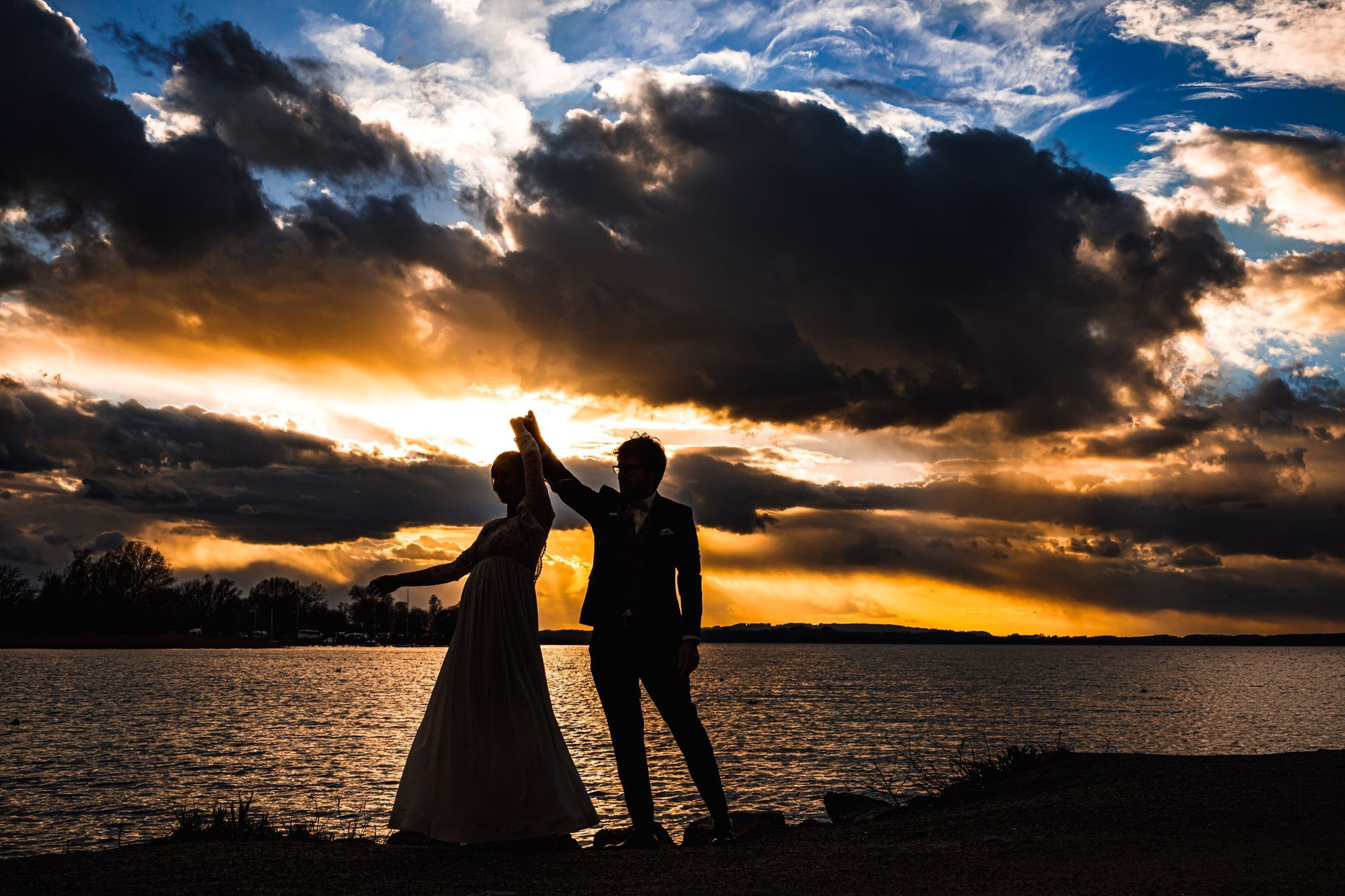 strandhaus uebersee chiemsee romantische silhouettehochzeitspaar