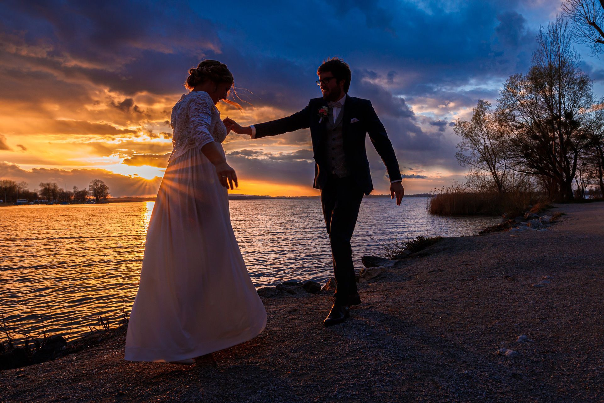strandhaus  uebersee chiemsee brautpaar in abendsonne