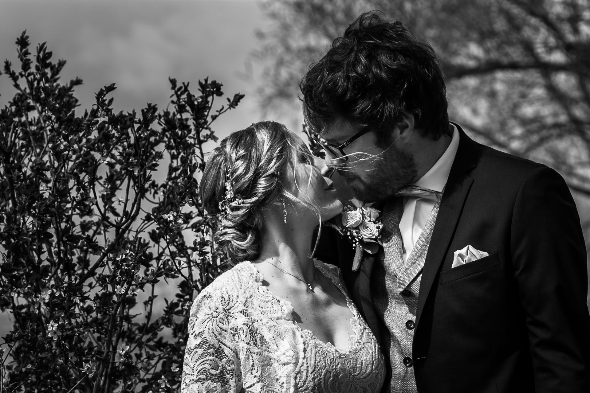 strandbad übersee chiemsee hochzeitsfotograf andrea kuehl brautpaar kuesst sich