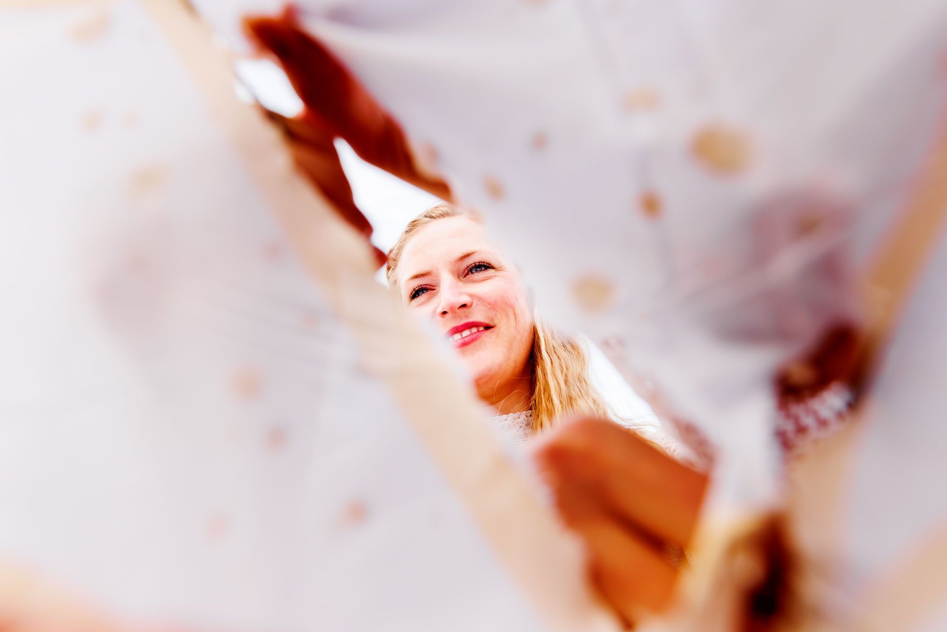braut schneidet herz nach hochzeit