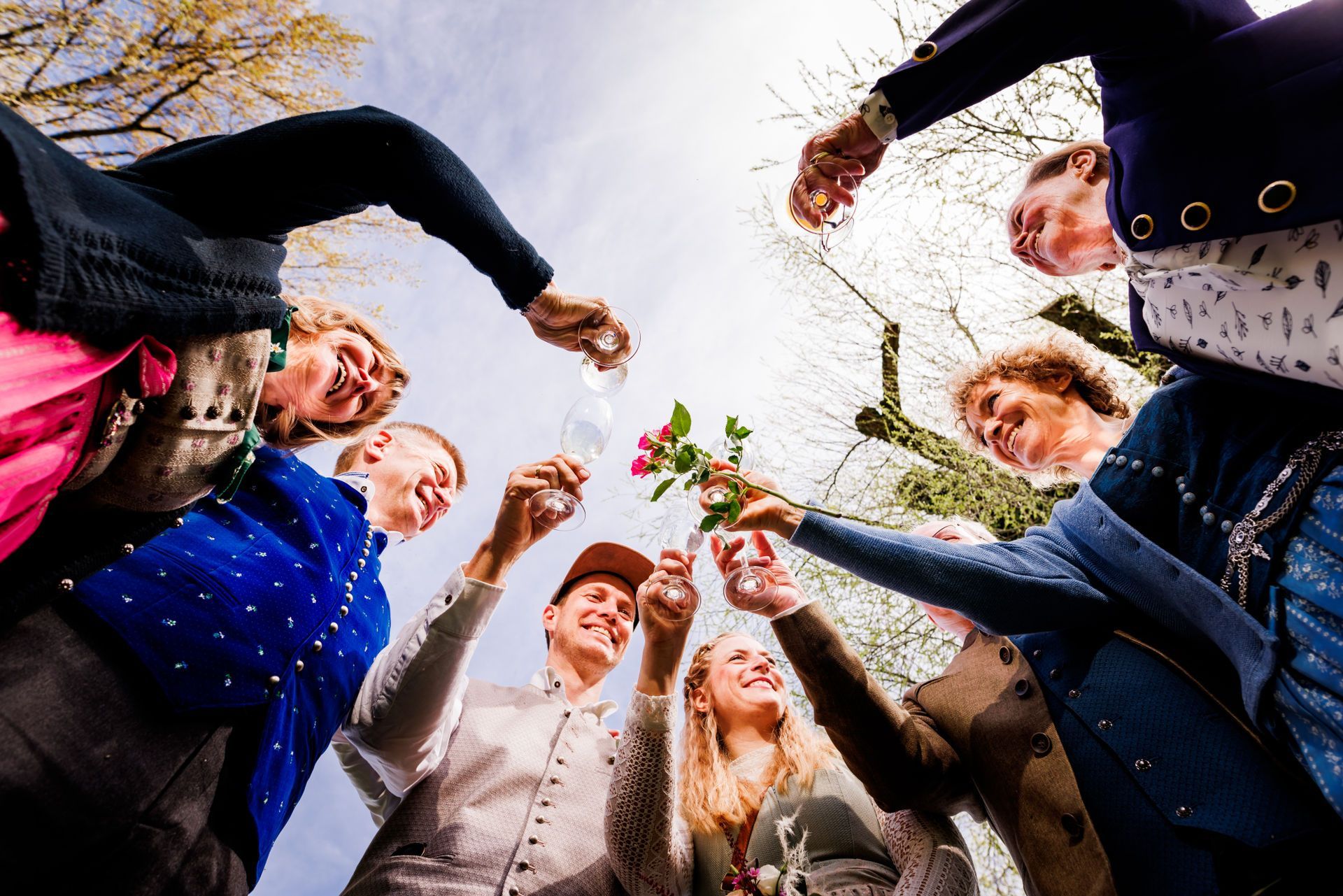 7 gäste feiern hochzeit auf der fraueninsel und stoßen mit sekt an