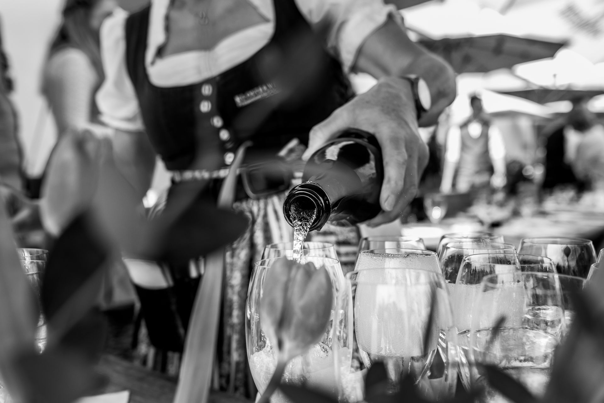 hochzeit feiern fraueninsel frau in tracht schenkt sekt ein