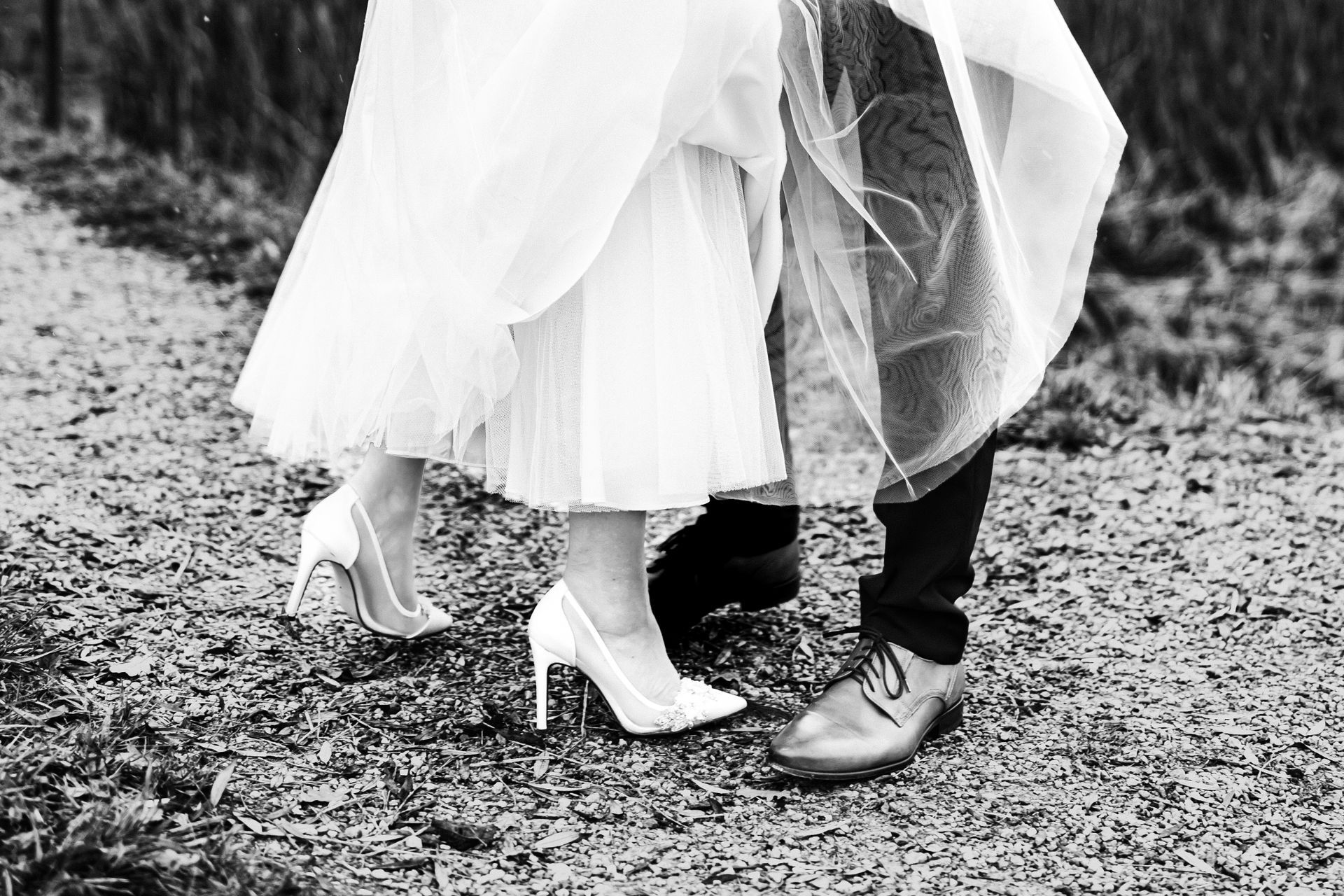 füße eines tanzenden hochzeitspaar in schwarz weiß am chiemsee