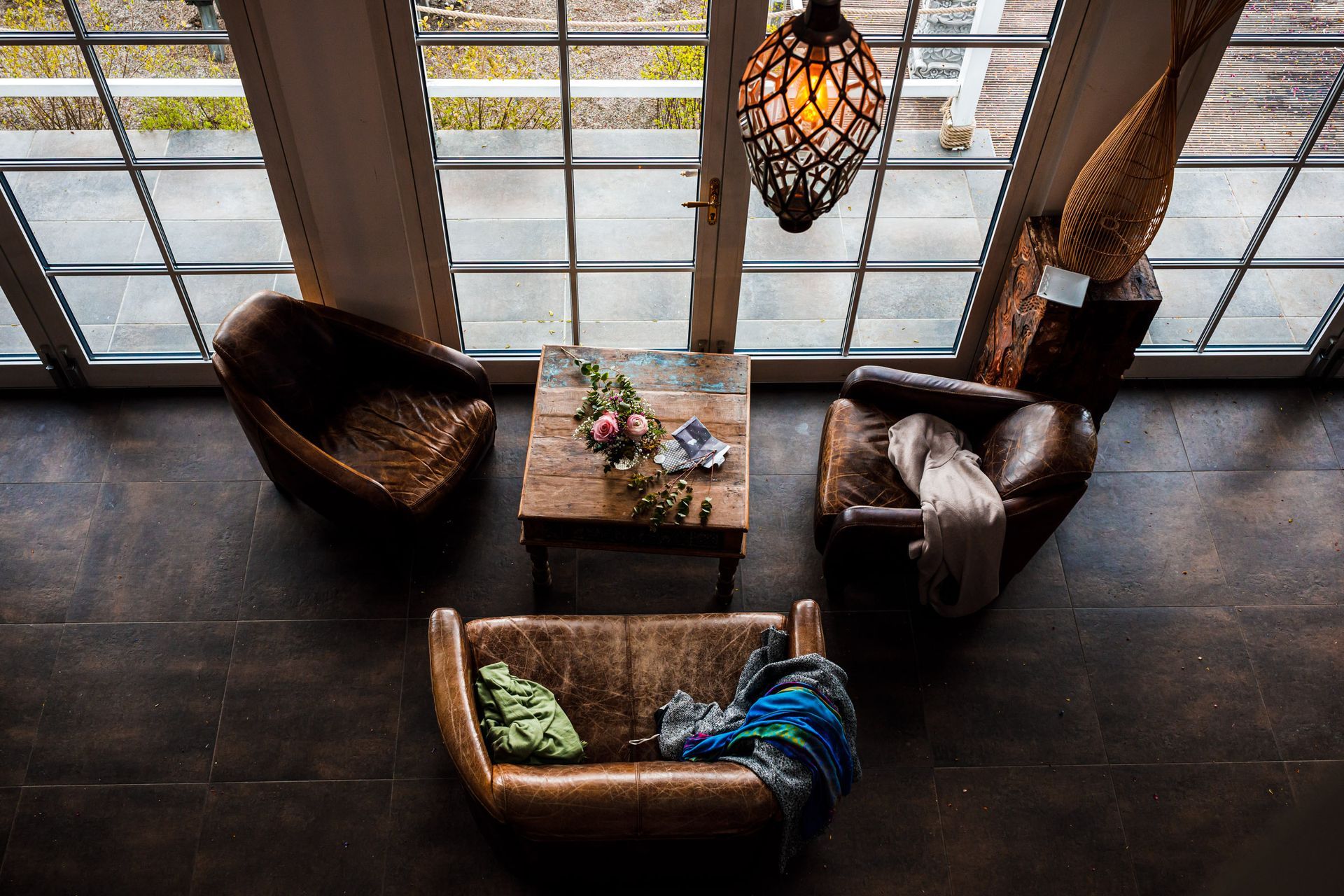 seewirts strandhaus uebersee chiemsee hochzeit 3 ledersessel von oben