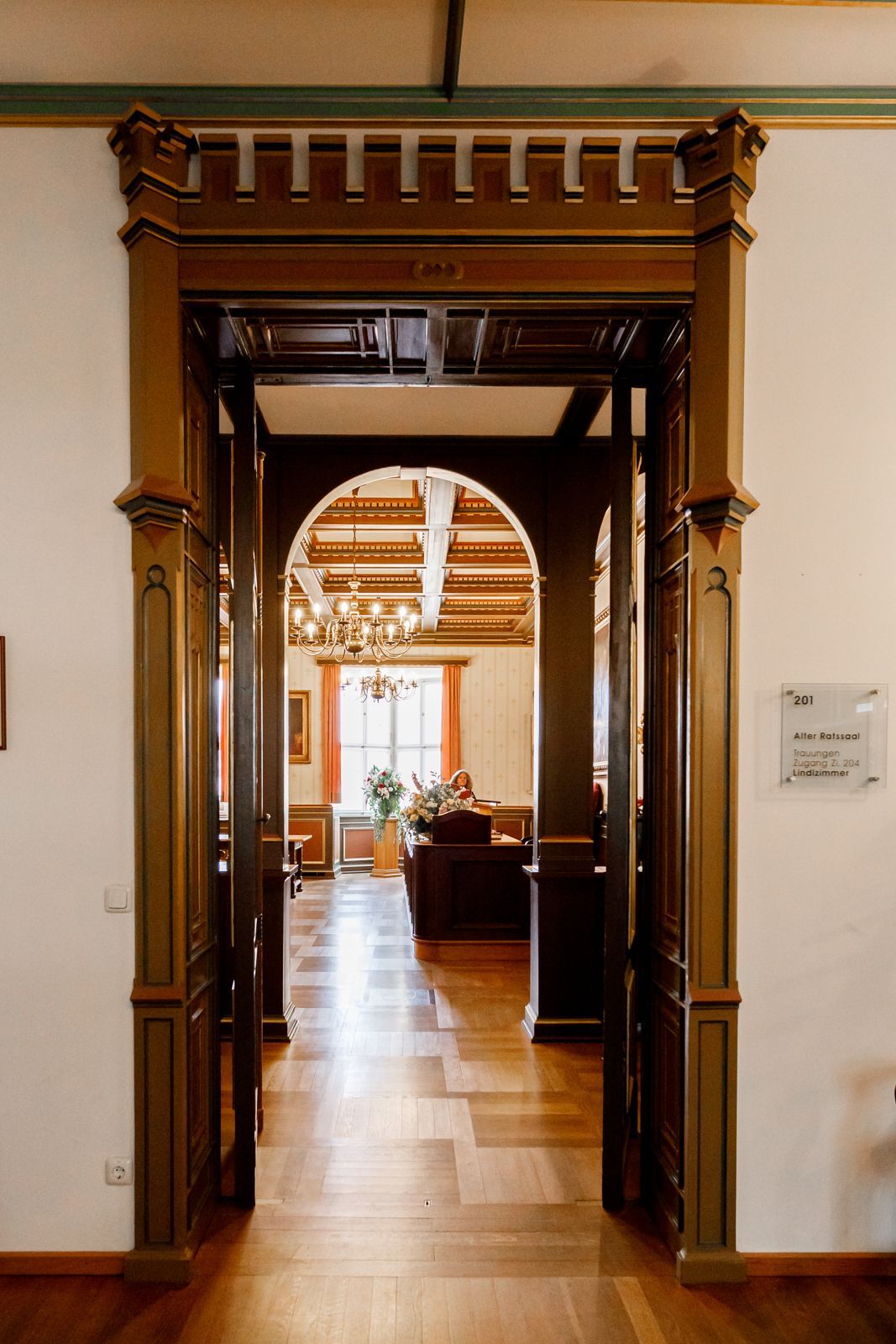 blick aus dem alten ratssaal im standesamt traunstein in den flur
