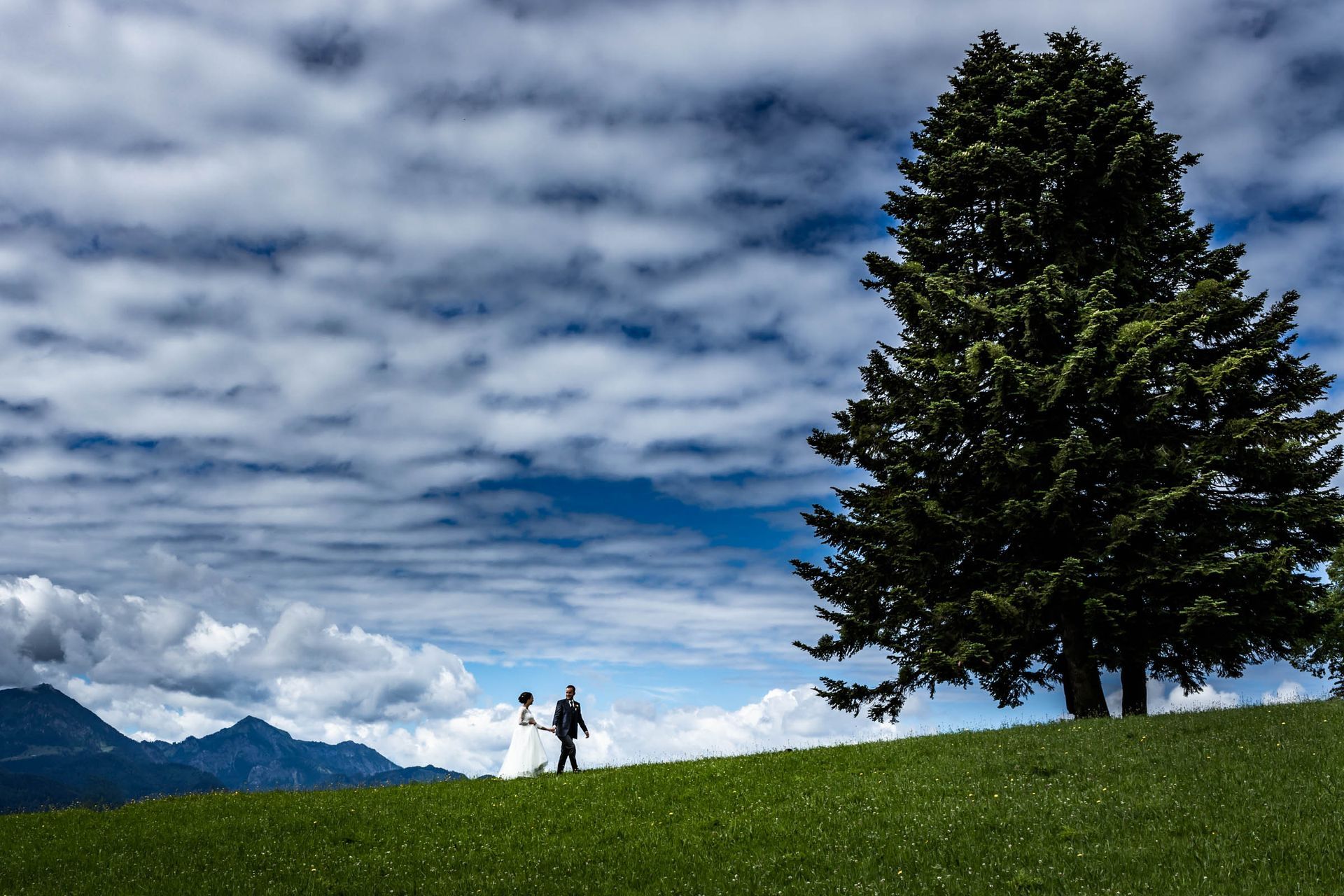 hochzeitsfotograg chiemgau hochberg brautpaar in weiter ferne