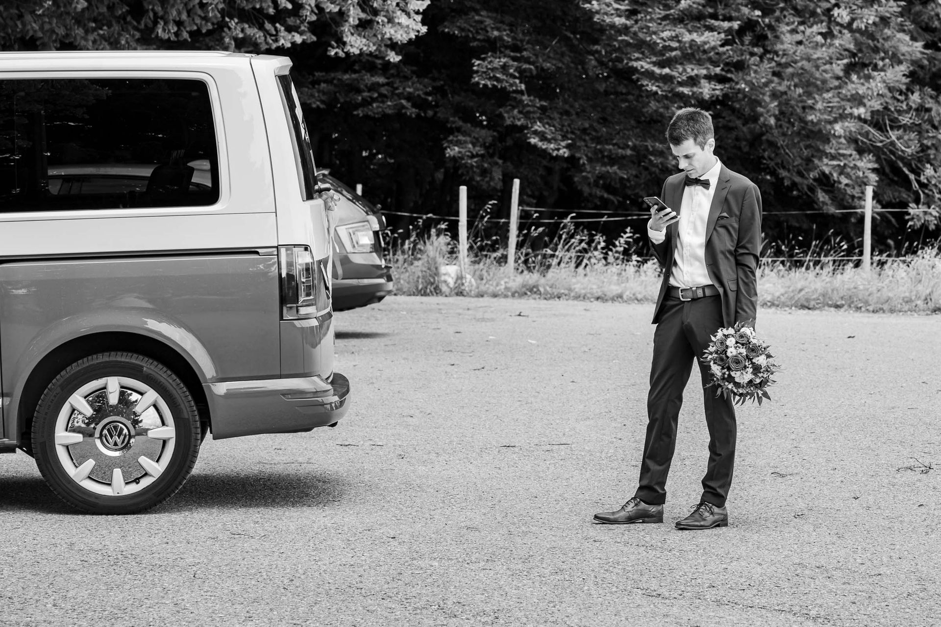 hochzeitsfotograf chiemgauer alpen trauzeuge wartet mit brautstrauß