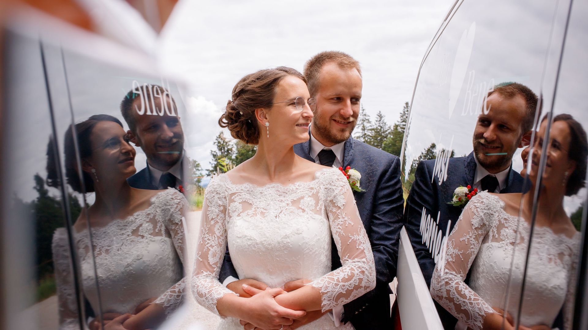 hochzeitsfotograf chiemgauer alpen brautpaar spiegelt sich in autoscheibe