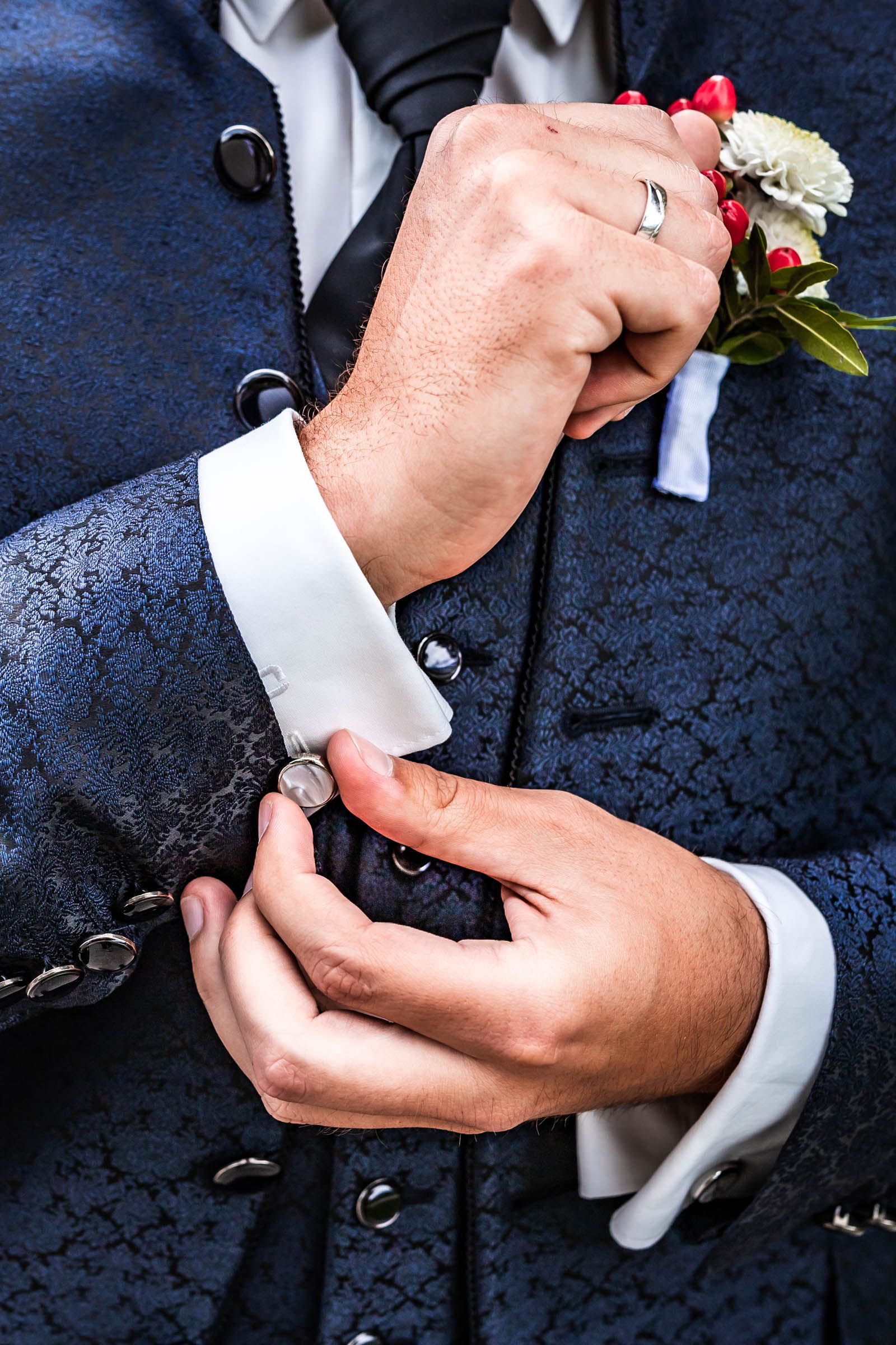 hochzeitsfotograf chiemgauer alpen braeutigam schließ manschettenknopf