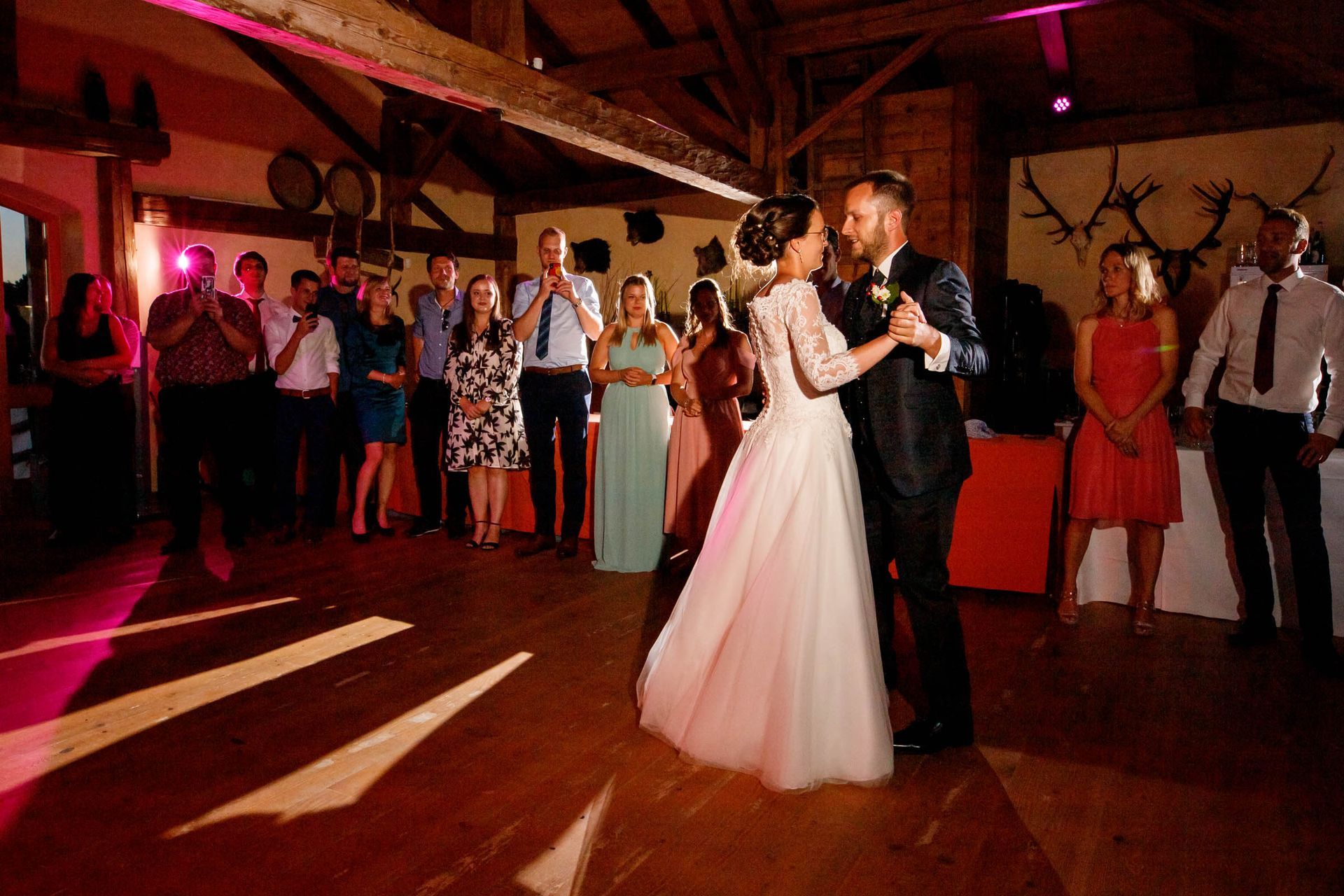 Andrea Kühl Partyfotograf Traunstein brautpaar tanzt