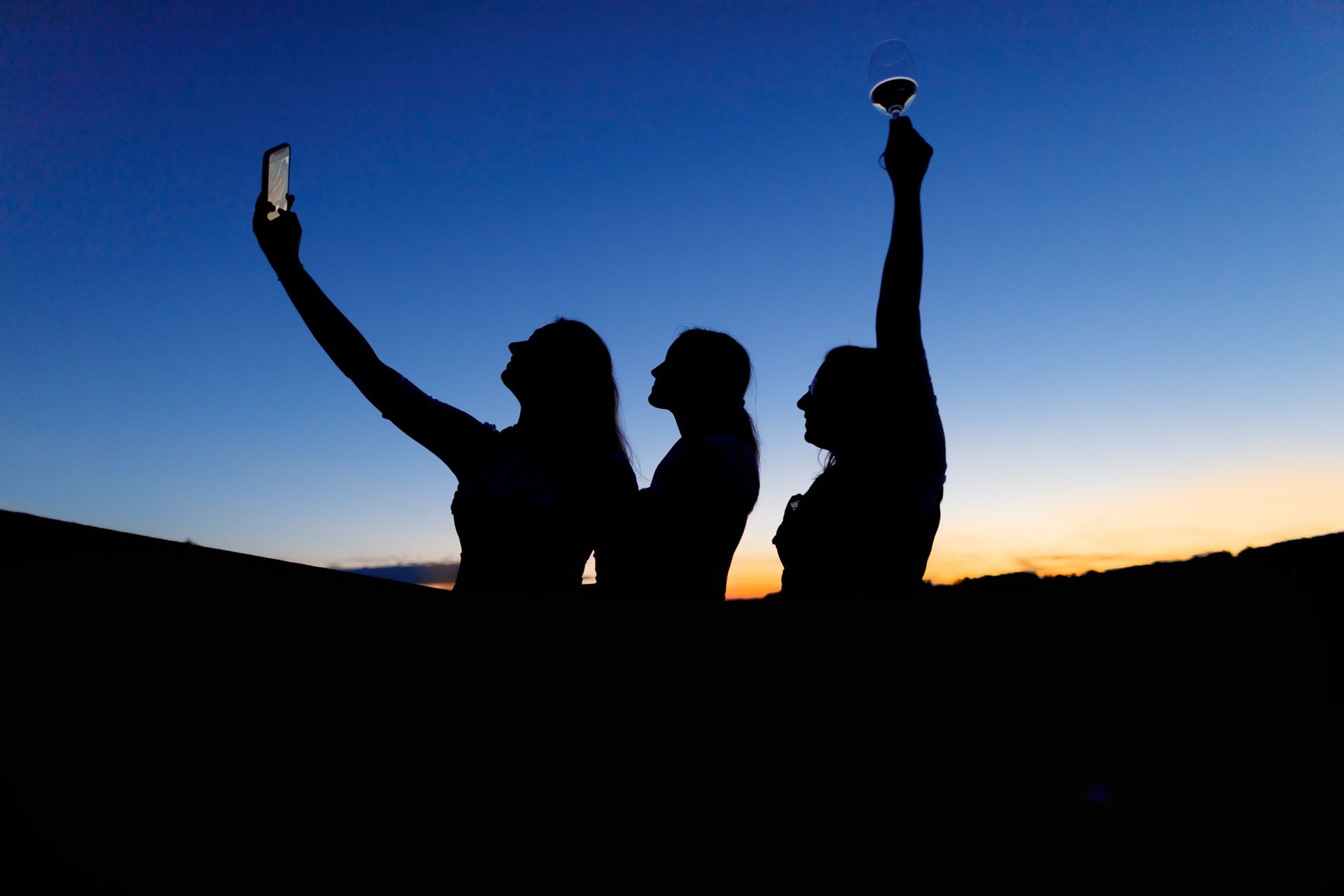 Andrea Kühl Partyfotograf  silhouette 3 mädchen sonnenuntergang