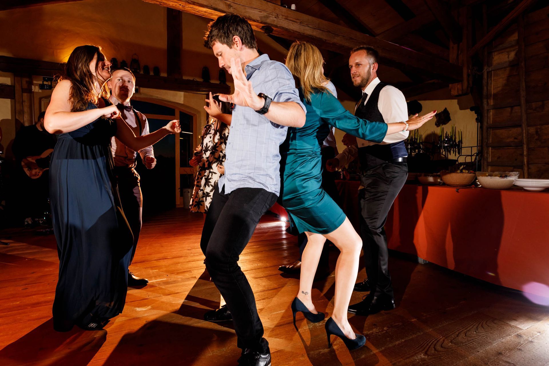 Andrea Kühl Partyfotograf  hochzeitsgäste tanzen ausgelassen hochzeitsfeier schusterhof bergen