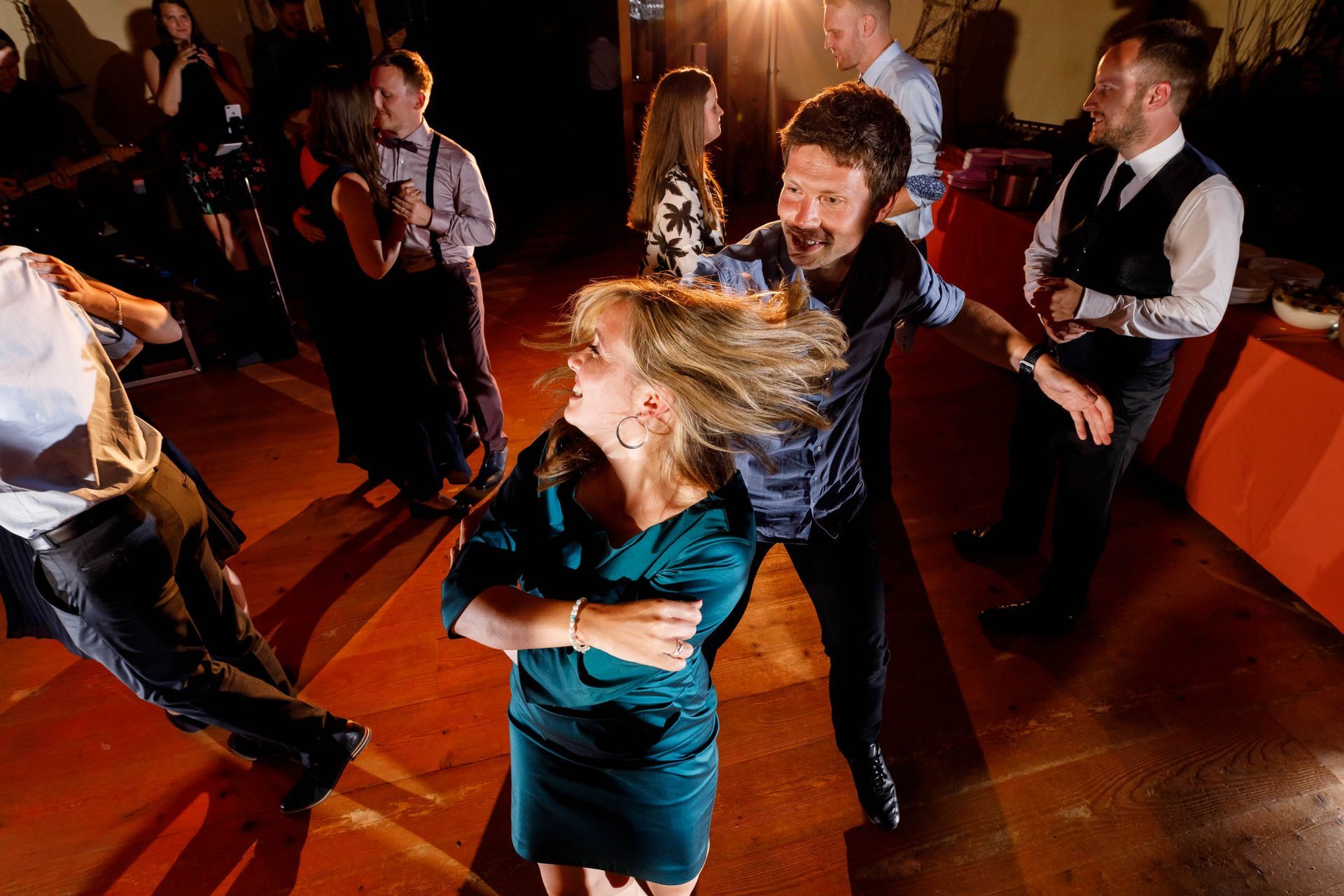 hochzeitsparty gäste tanzen ausgelassen