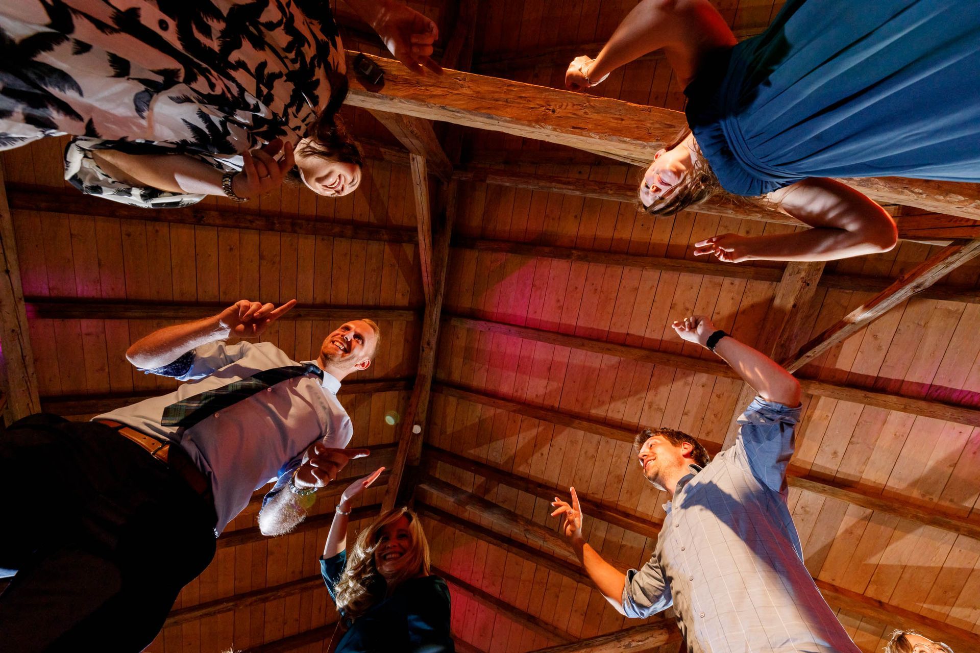 Andrea Kühl Partyfotograf  5 tanzende menschen aus der froschperspektive fotografiert