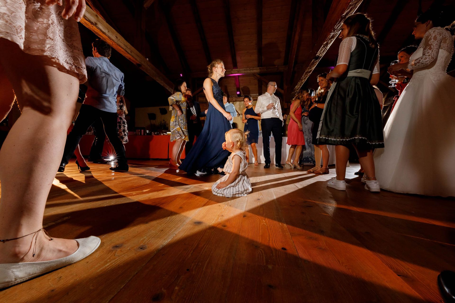 Andrea Kühl Partyfotograf kleines kind sitzt auf der tanzfläche farbfoto
