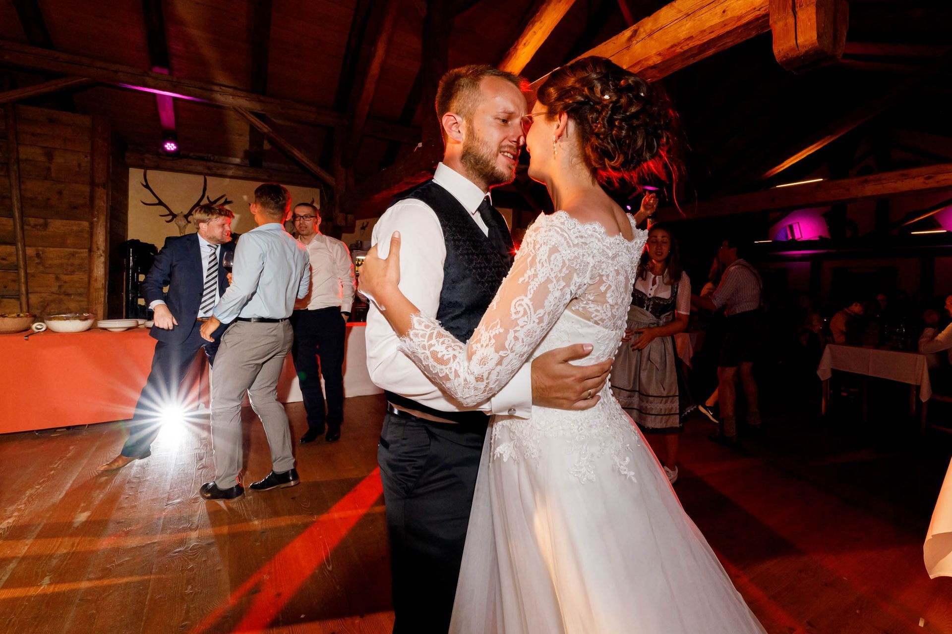 Hochzeitspaar tanzt feier im chiemgau
