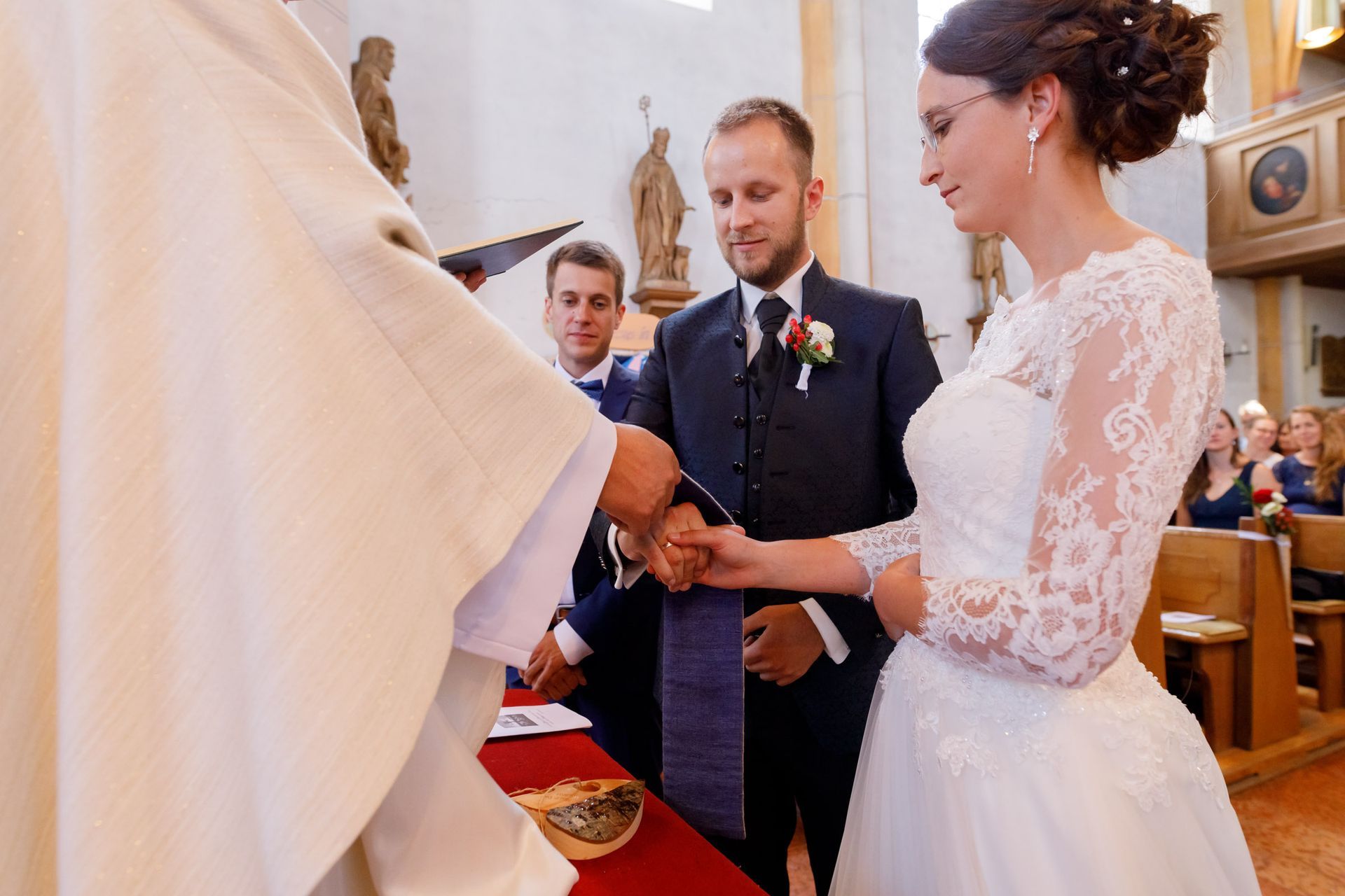 hochzeitsfotograf trauung kirche nussdorf brautpaar tauscht ringe