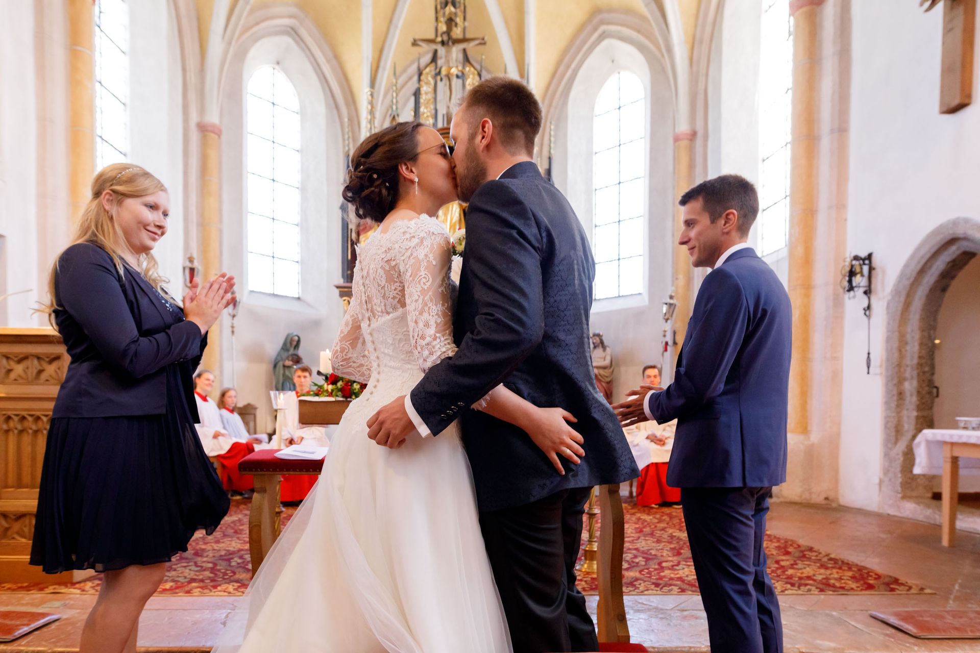 hochzeitsfotograf trauung kirche nussdorf kuss