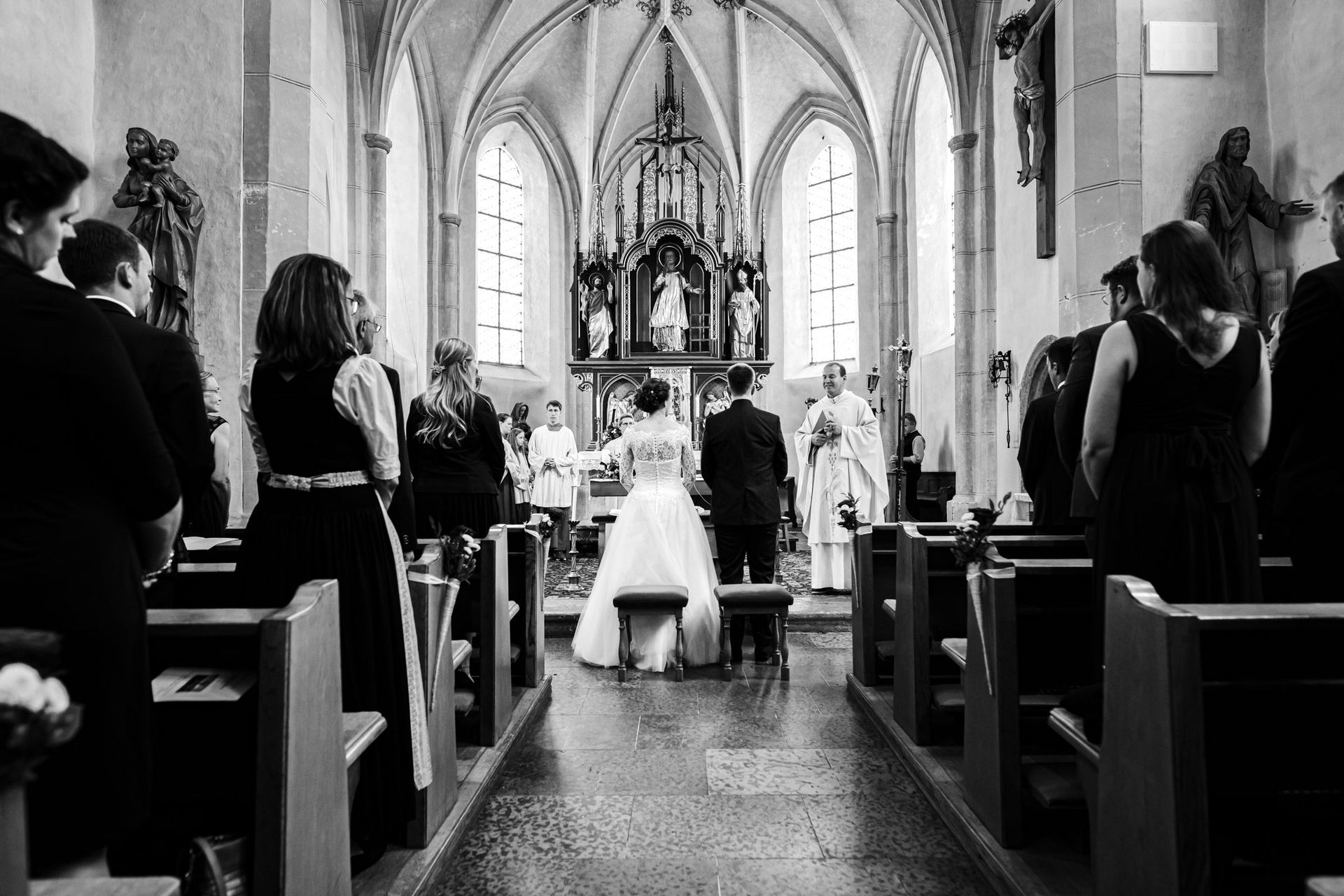 brautpaar in kirche bei trauung