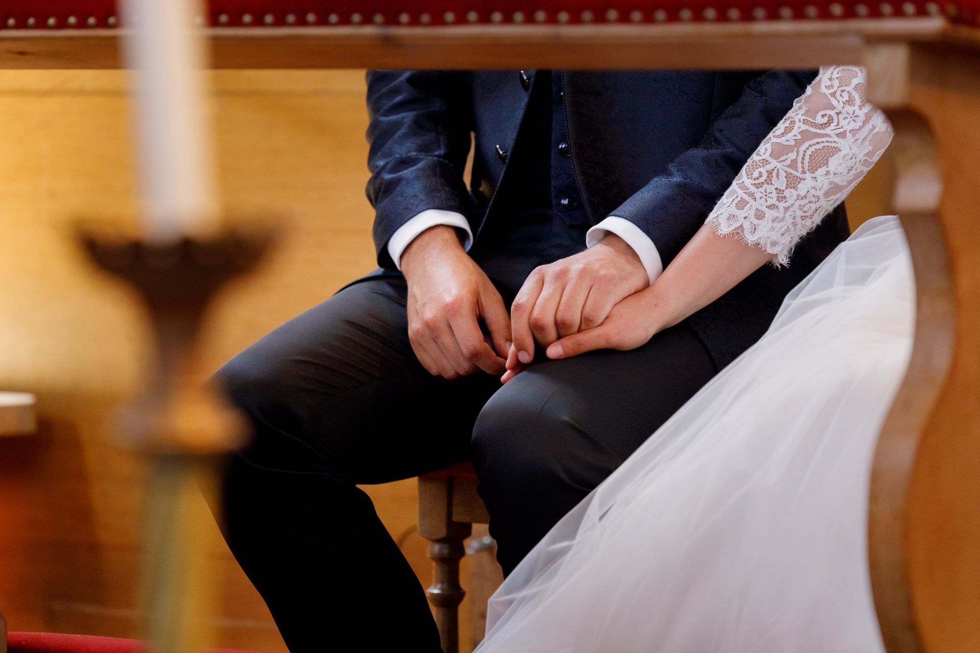 hochzeitsfotograf trauung kirche nussdorf haende halten