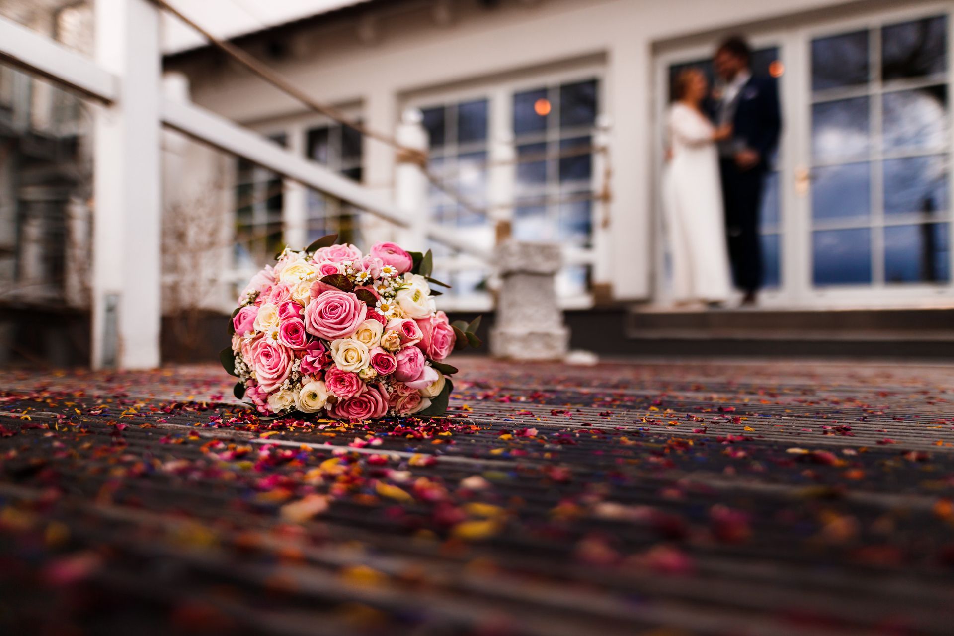seewirts strandhaus uebersee chiemsee hochzeit brautstrauss auf holzboden