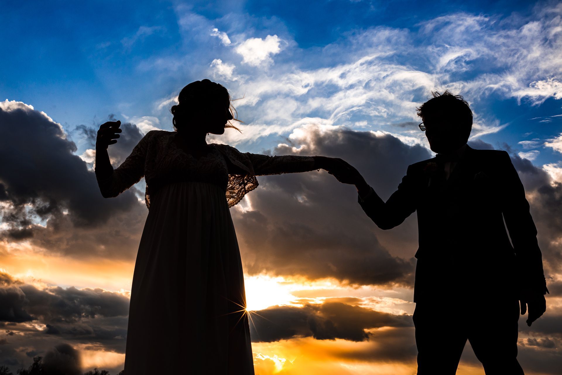 strandhaus uebersee chiemsee hochzeitspaar tanzt silhouette