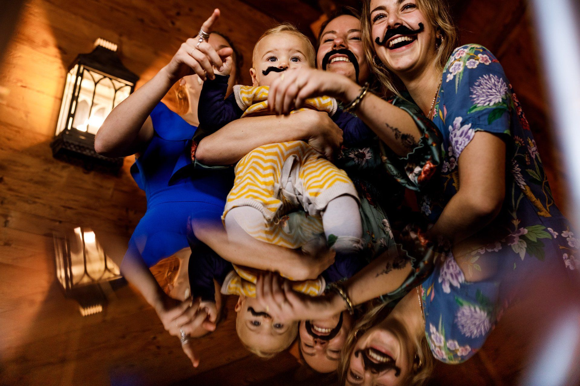 unbemerktes gruppenbild vor fotobox 4 personen davon ein baby