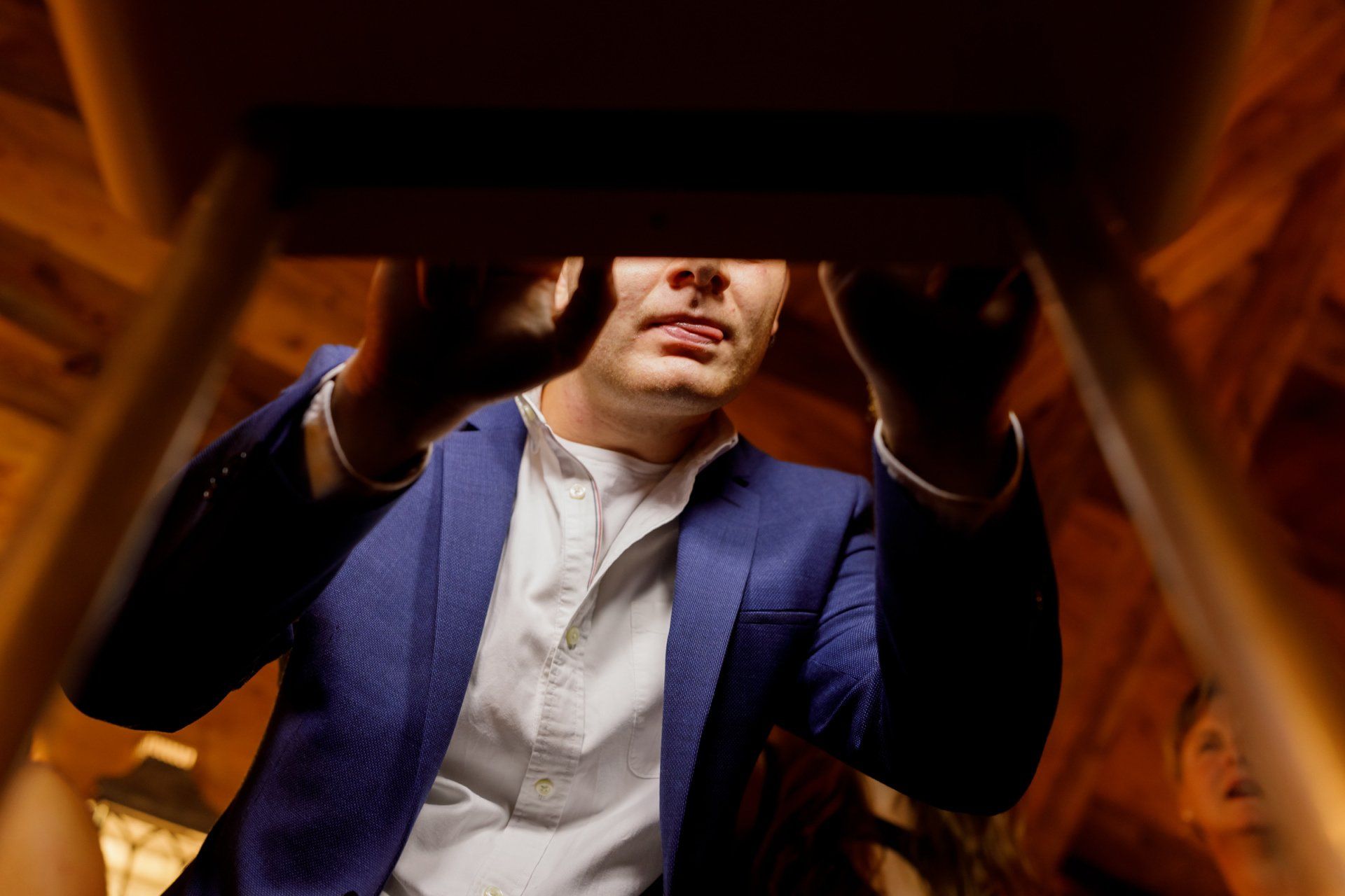 hochzeitsgast ist konzentriert mit der bedienung der fotobox