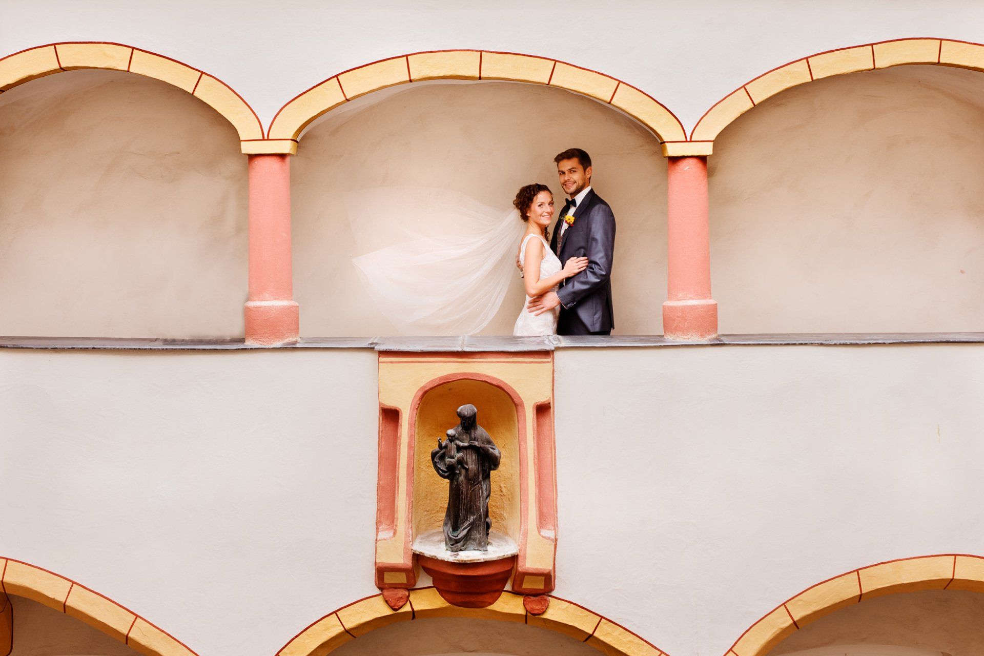hochzeitsfotograf chiemsee altötting brautpaar unter bogen