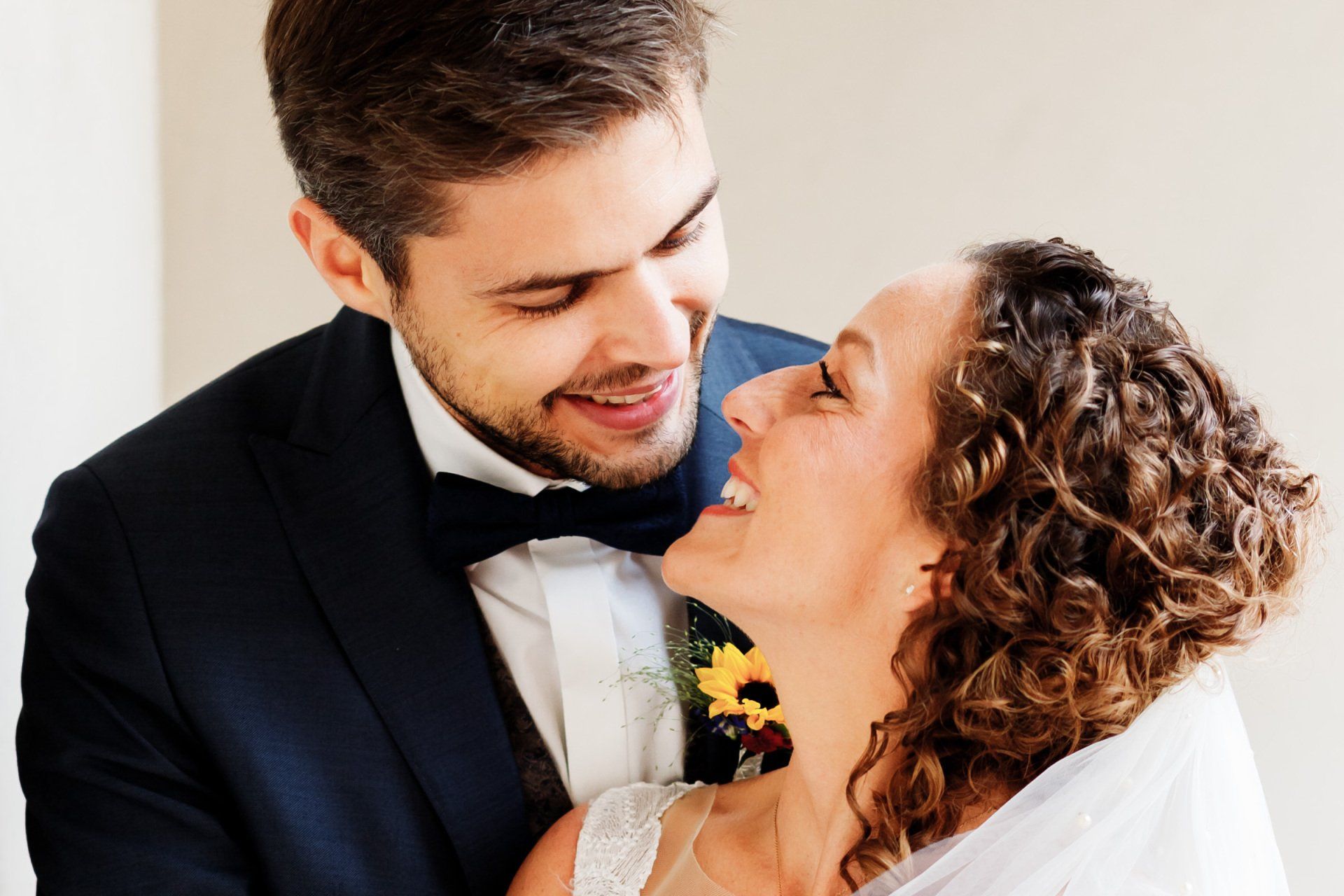 brautpaar lacht sich an portrait