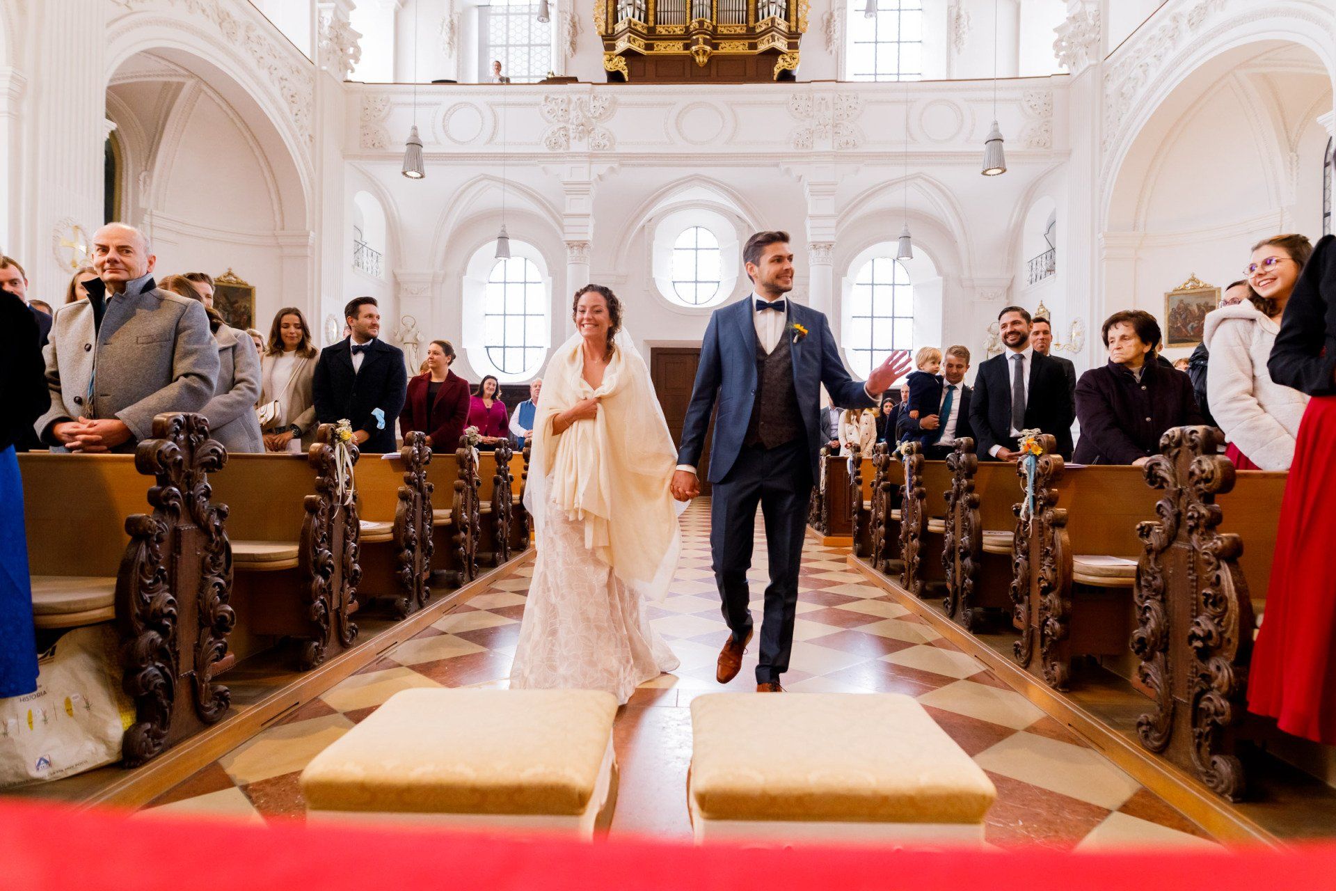 paar zieht zur trauung ein in altötting hochzeitsfotograf