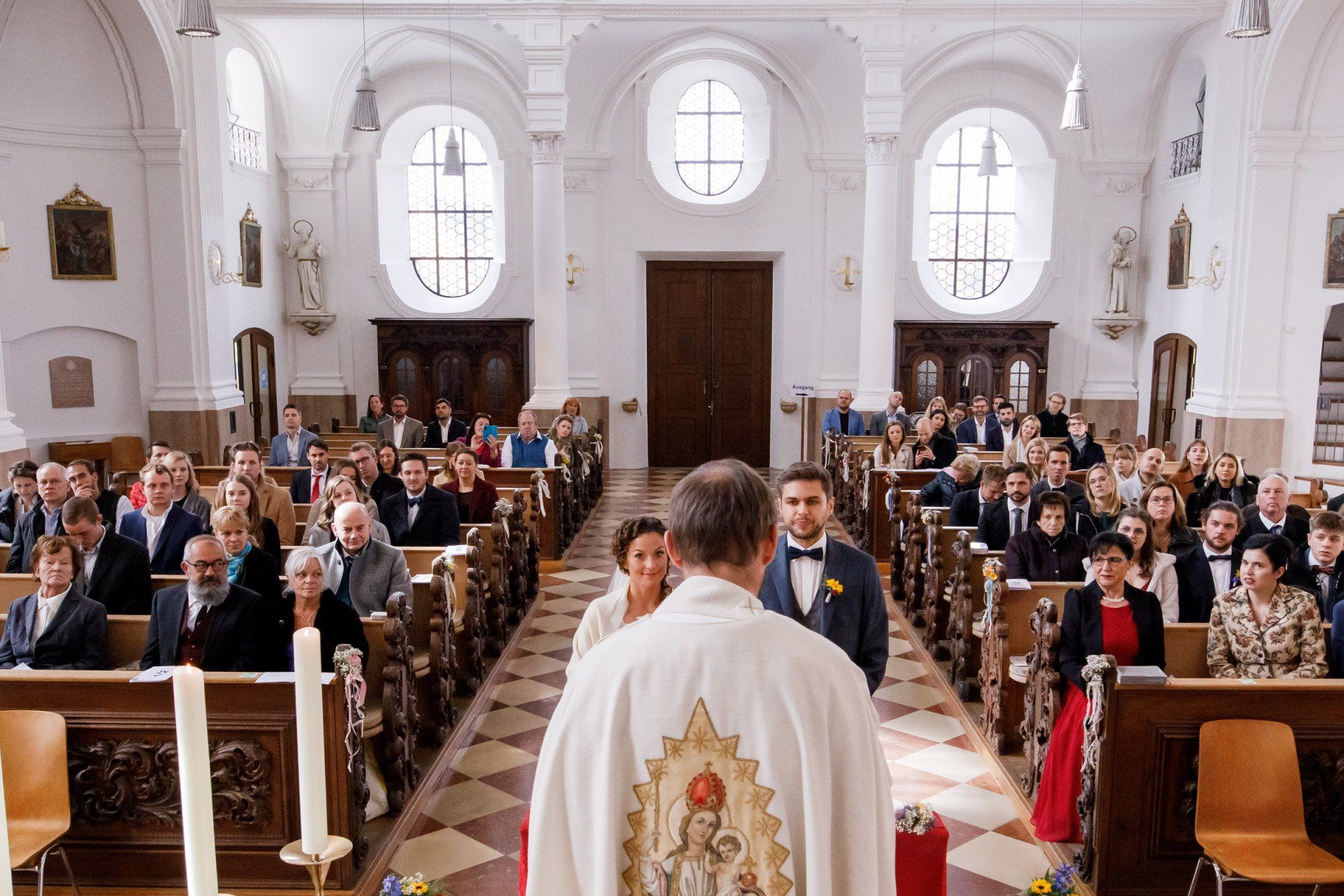 brautpaar und gäste bei kirchlicher trauung in altötting