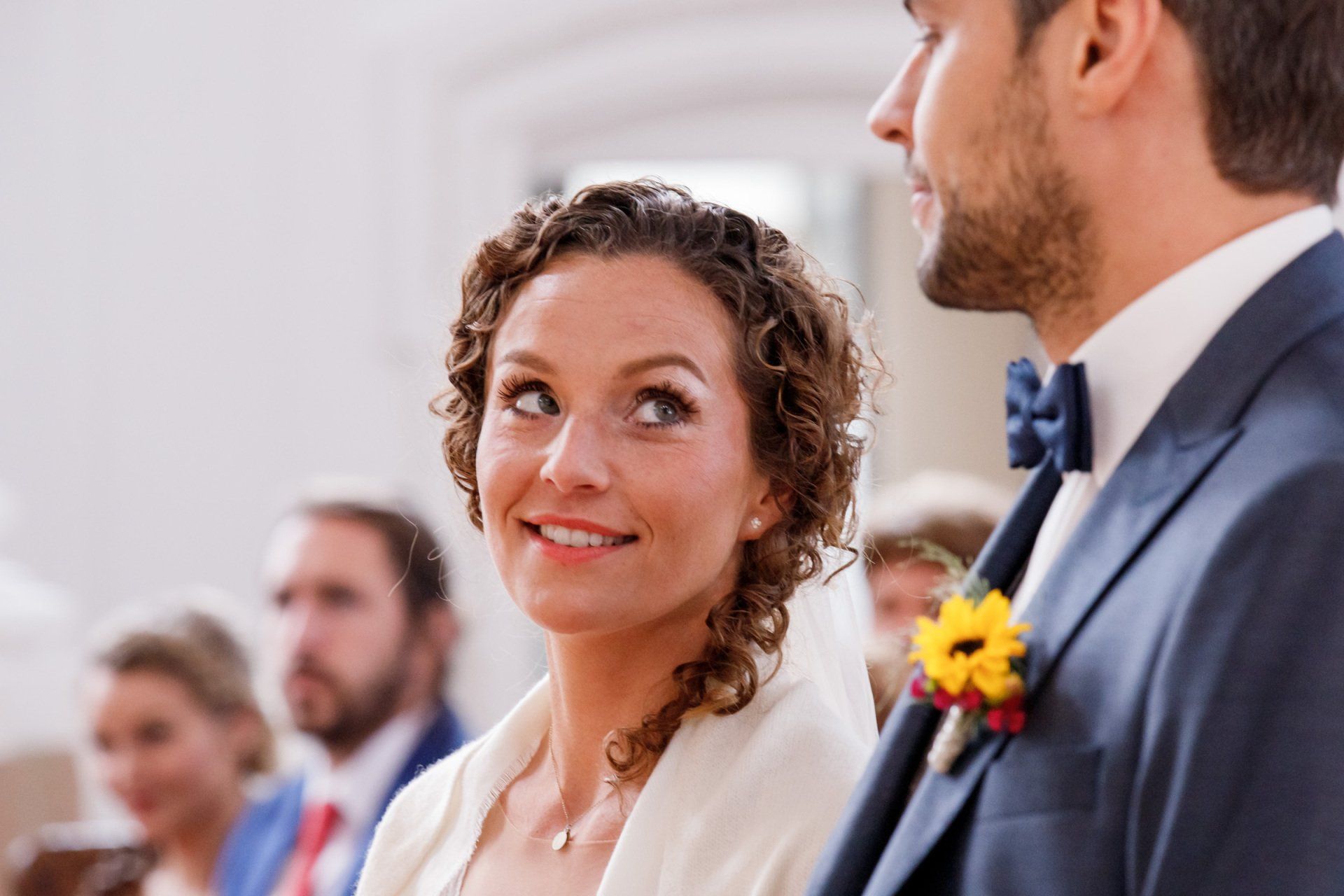 braut schaut den bräutigam bei trauung in altötting an hochzeitsfotograf