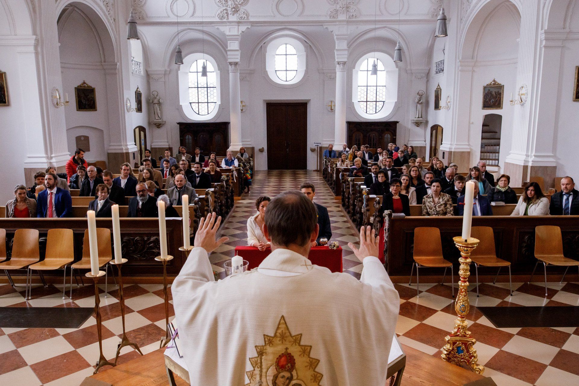 kichliche trauung pfarrer gibt segen für brautpaar