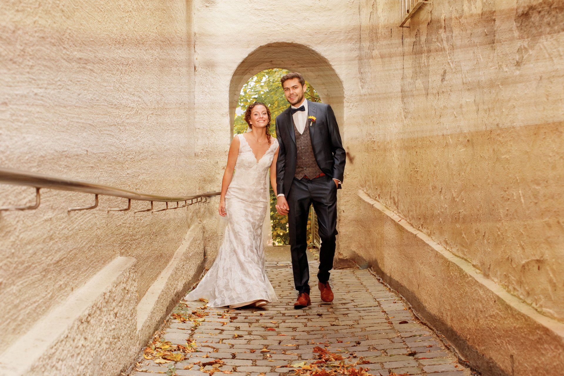 brautpaar unter tor in altötting