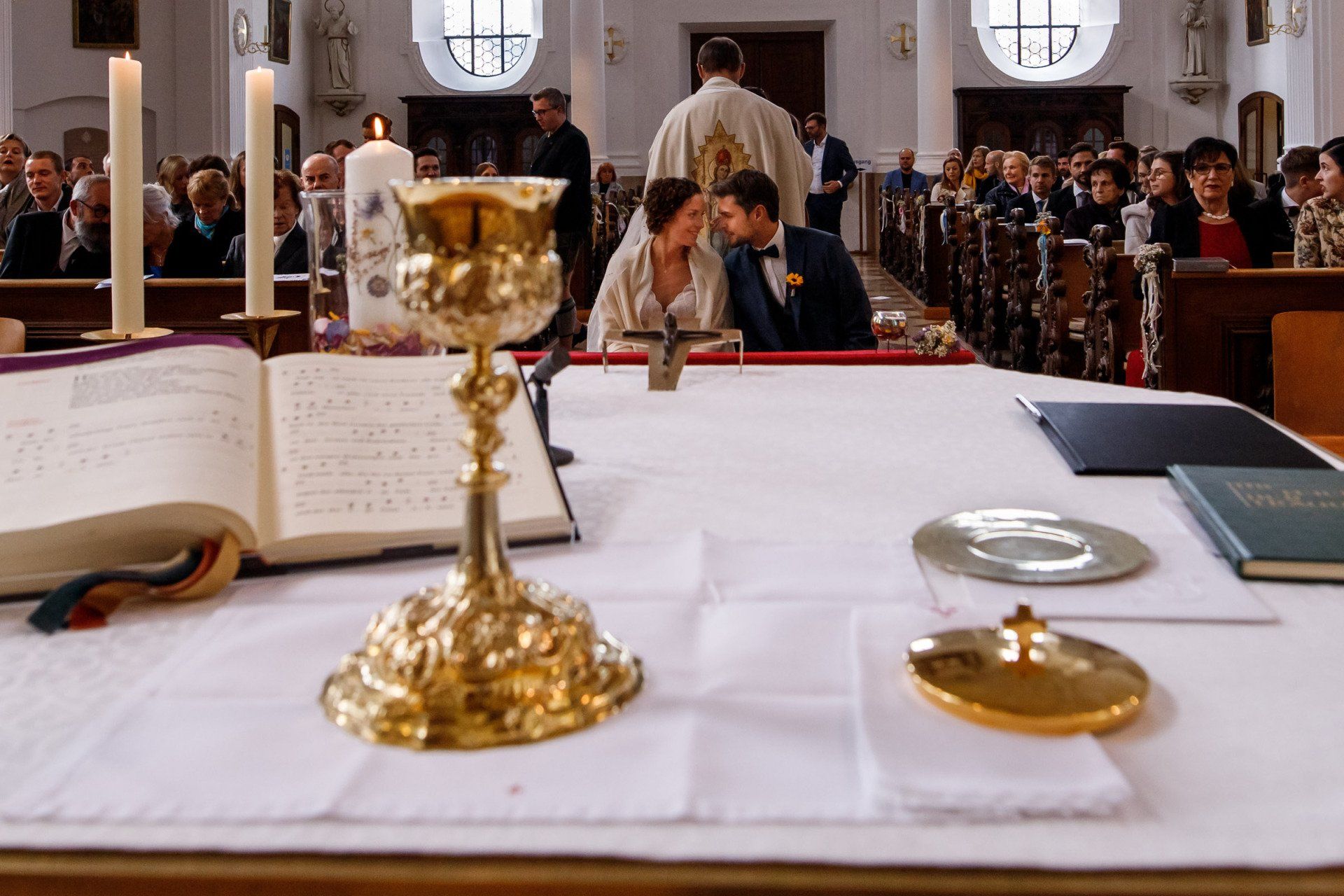 hochzeitsreportage altötting personen während trauung in kirche