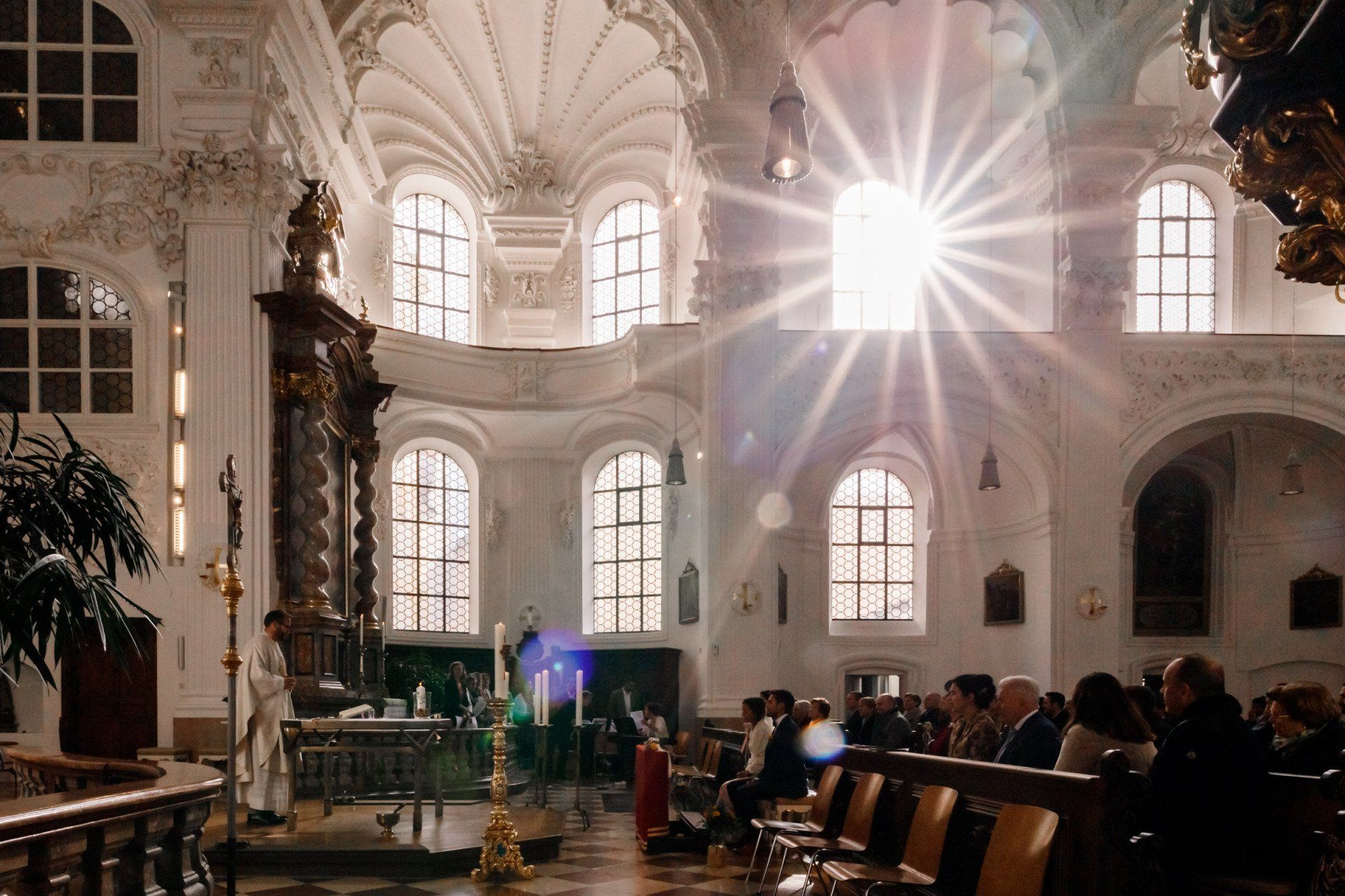 Kapuzinerkirche St. Magdalena in Altötting, Kirchliche Trauung - Hochzeitsfotograf Andrea Kühl, 2021 kirchliche trauung kapuzinerkirche st magdalena altötting