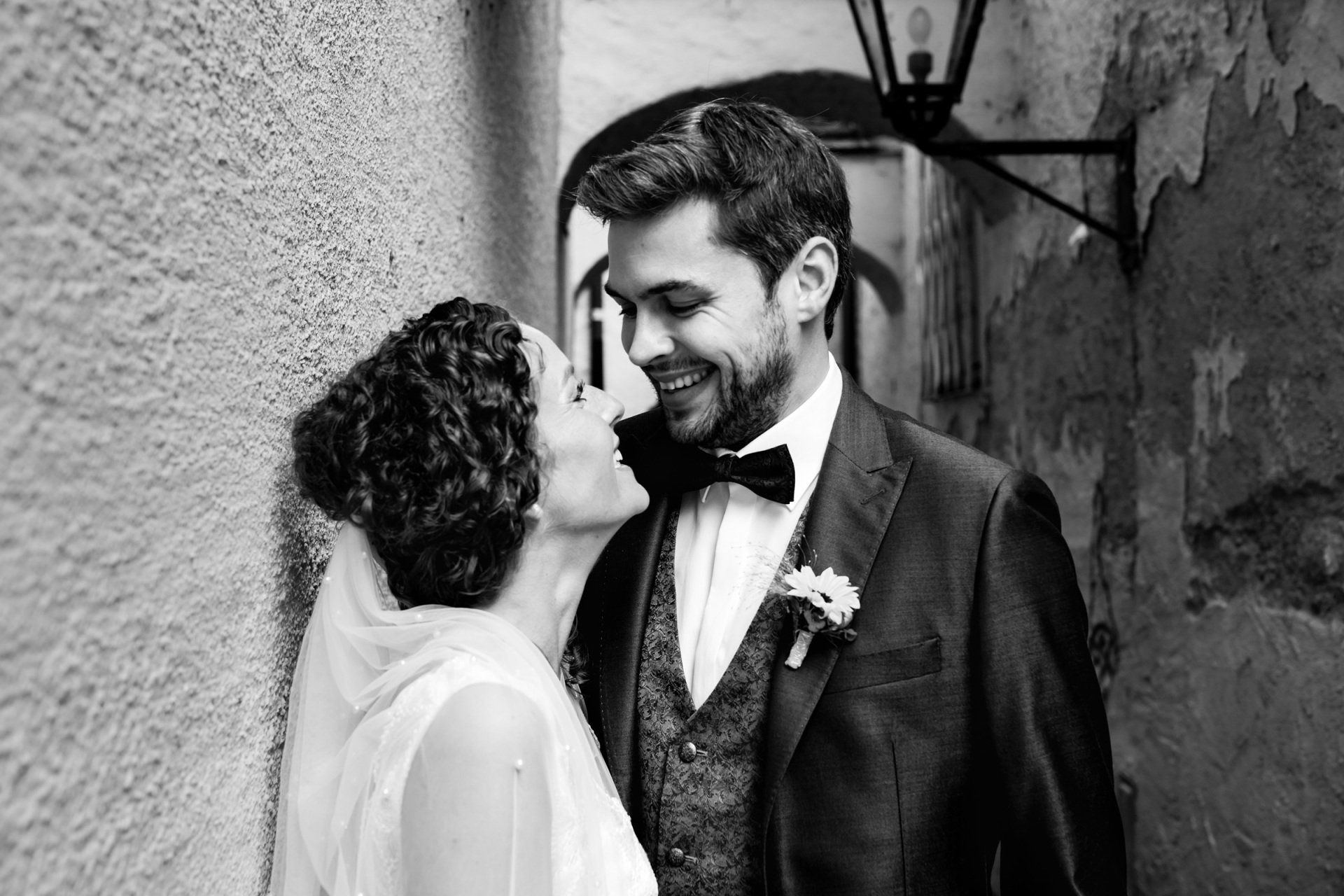 brautpaar schaut sich an hochzeit in altötting