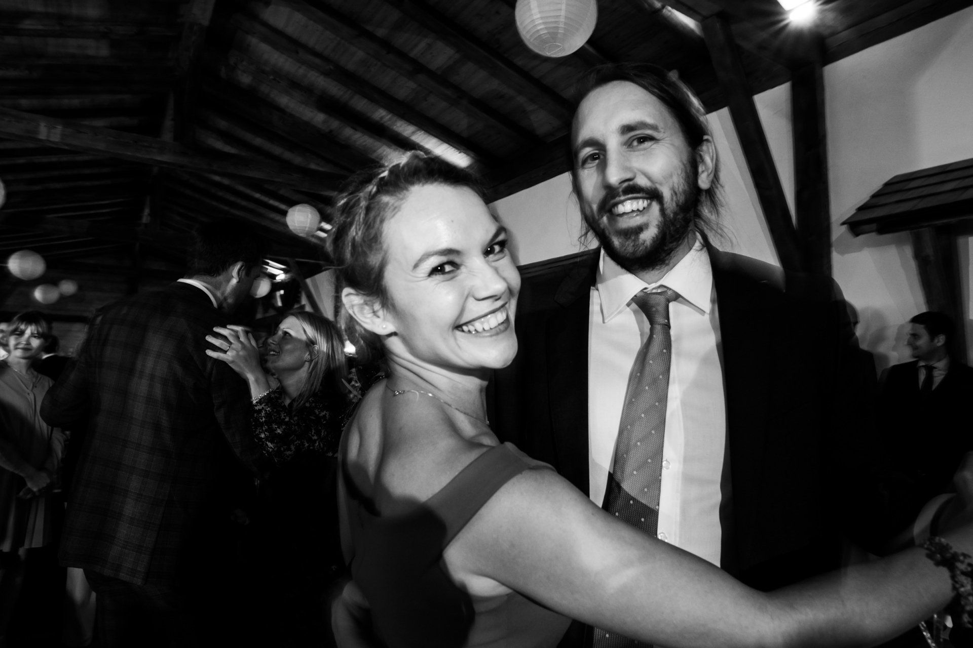 hochzeitsgäste beim tanz