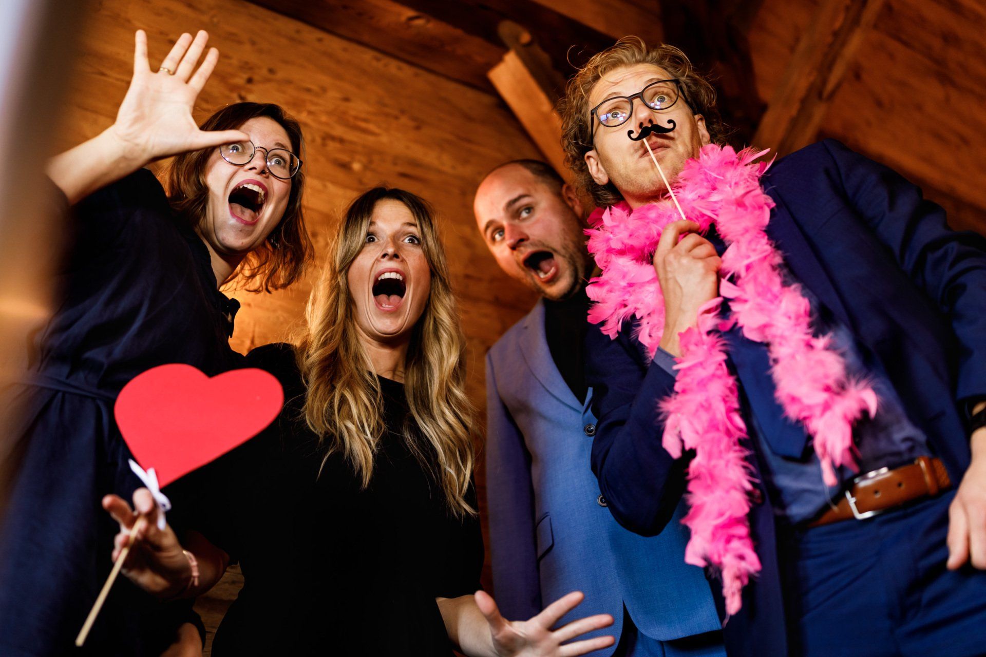 unbemerktes gruppenfoto vor fotobox 4 personen hochzeitsgäste